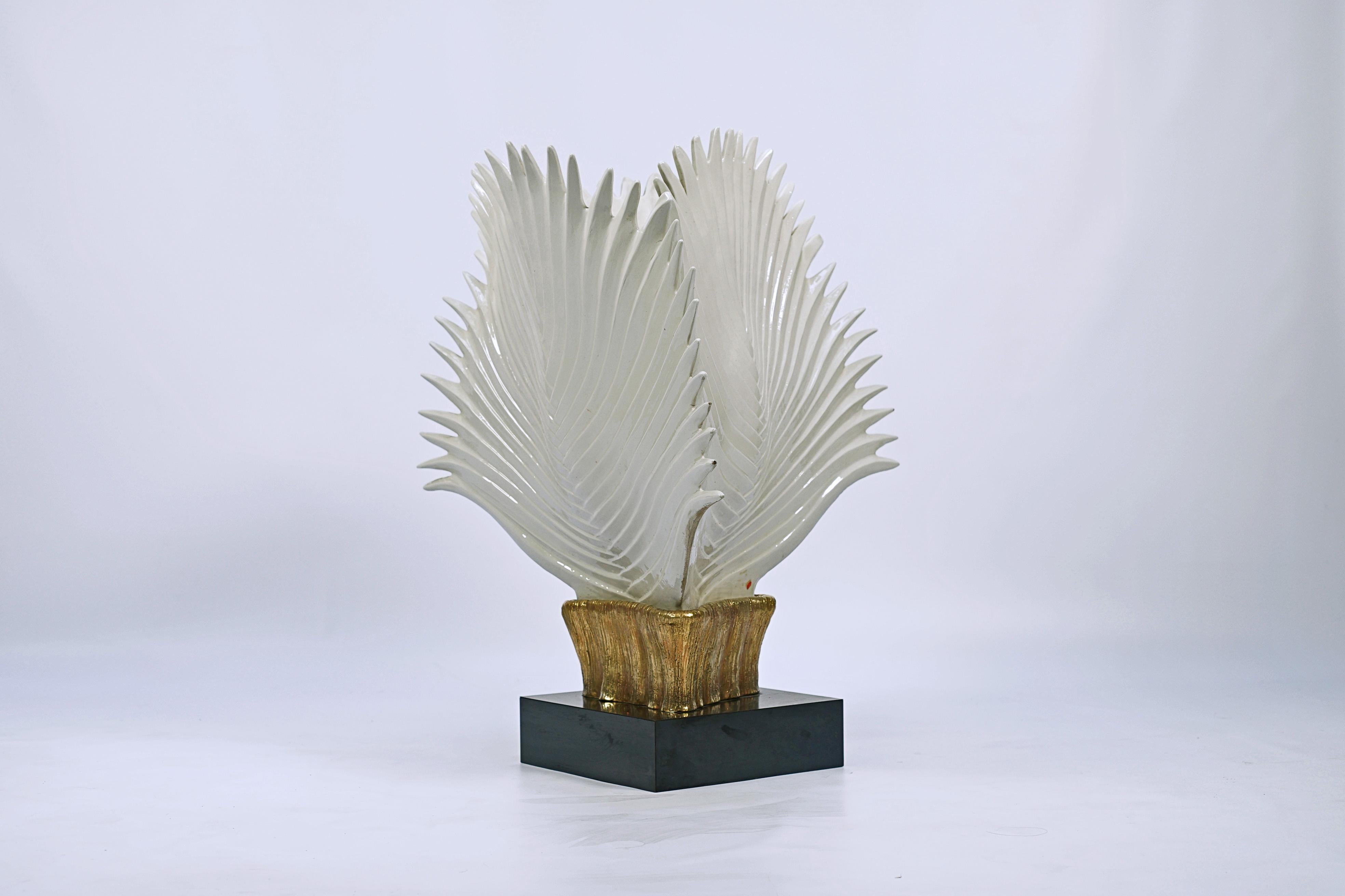 Tischleuchte mit Palmblattdesign von Giulia Mangani. Schirm aus Porzellan und Sockel aus Bakelit.

Italien, CIRCA 1950.