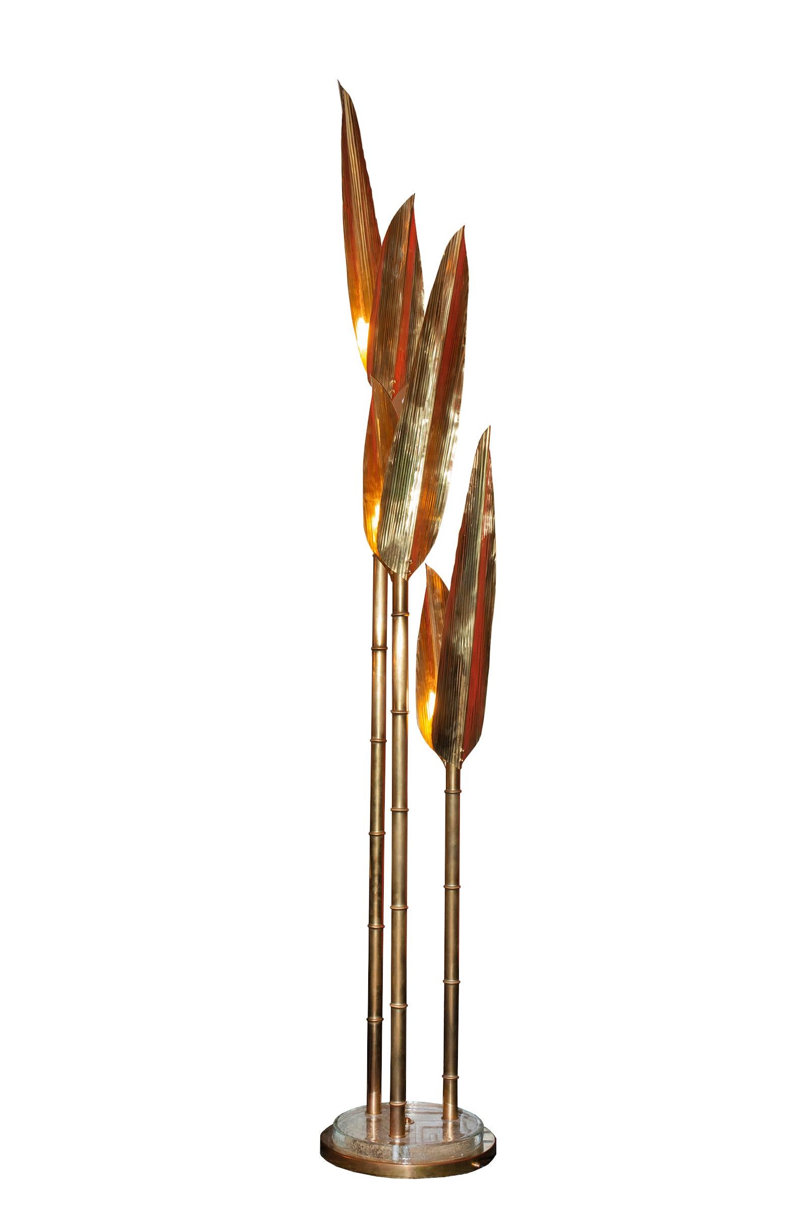 Floor lamp palm leaves set of 2 each with all structure in
solid brass in brushed finish. Floor lamp leaves in handcrafted 
hammered brass. With round Murano glass disc on floor lamp 
base. With 3 bulbs, lamp holder type E27, max 40 watt. Bulbs 
not