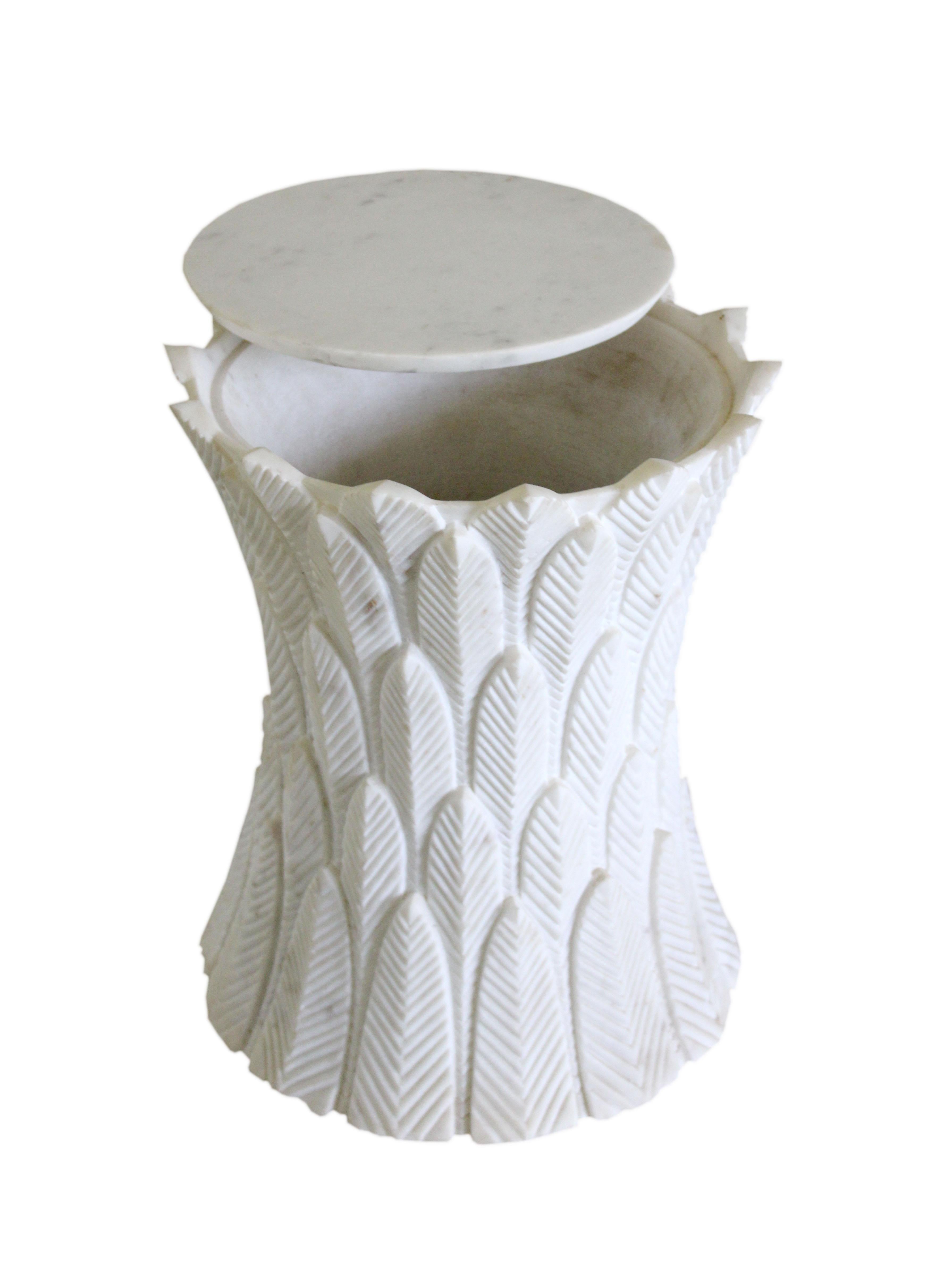 Palm leaves Side Table in Agra White Marble by Stephanie Odegard In New Condition For Sale In New York, NY
