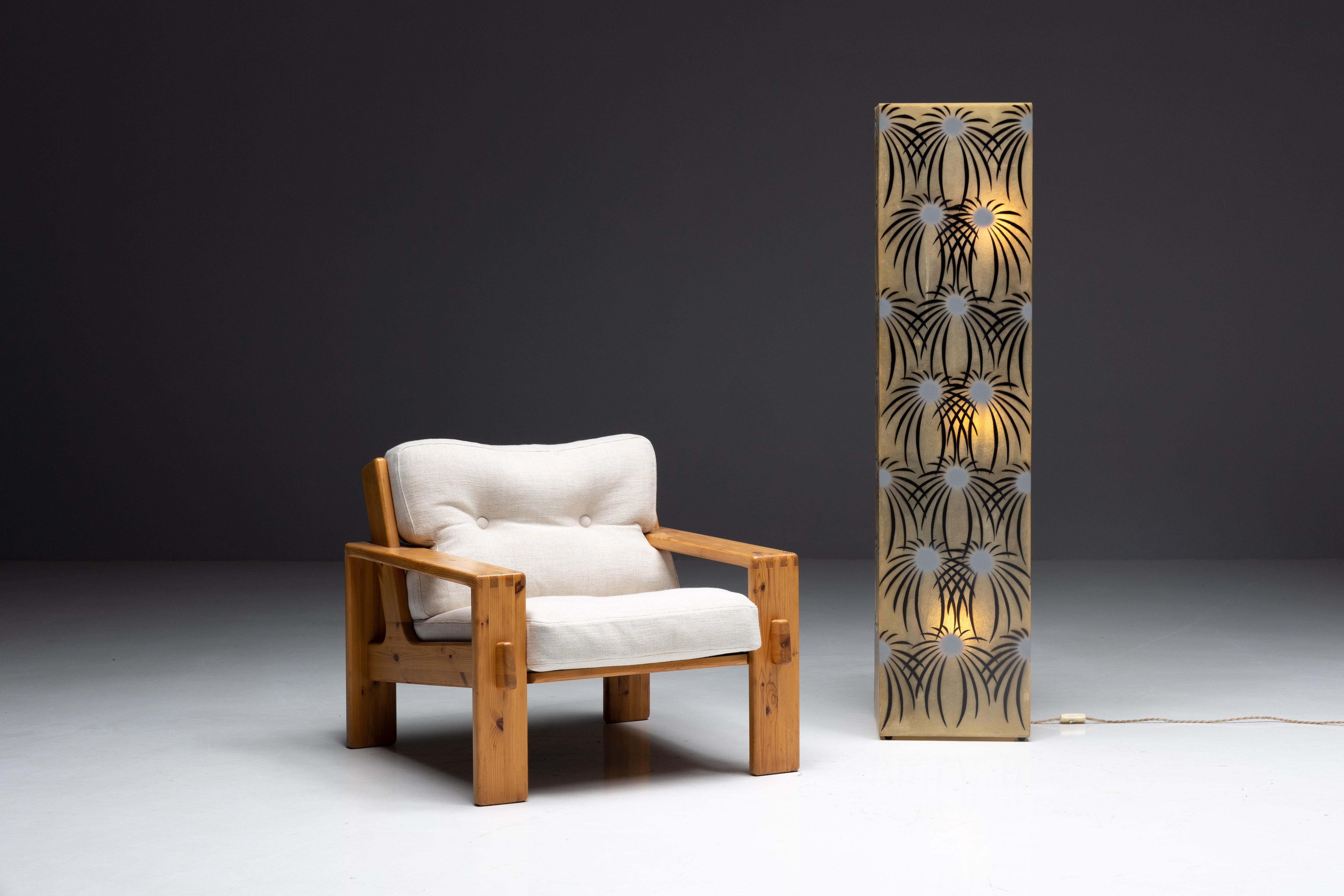 Art Deco Stehleuchte aus Fiberglas mit Palmenmuster. Diese Lampe strahlt ein warmes und einladendes Licht aus und schafft mühelos eine gemütliche Atmosphäre, die mit ihrem zeitlosen und einzigartigen Design jeden Wohnbereich aufwertet. 