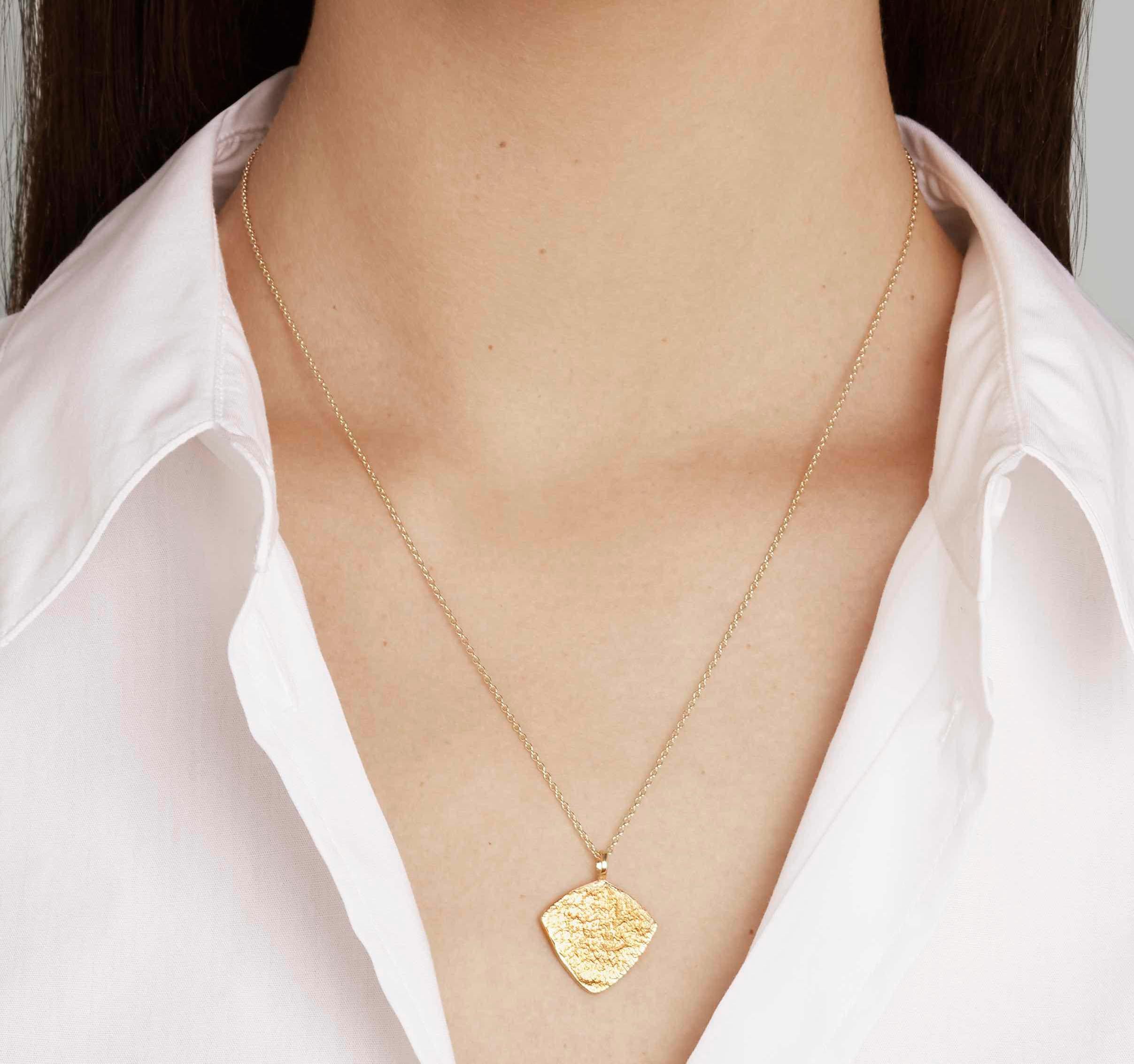 Palm Anhänger Halskette aus 9 Karat Gold von Allison Bryan für Damen oder Herren im Angebot