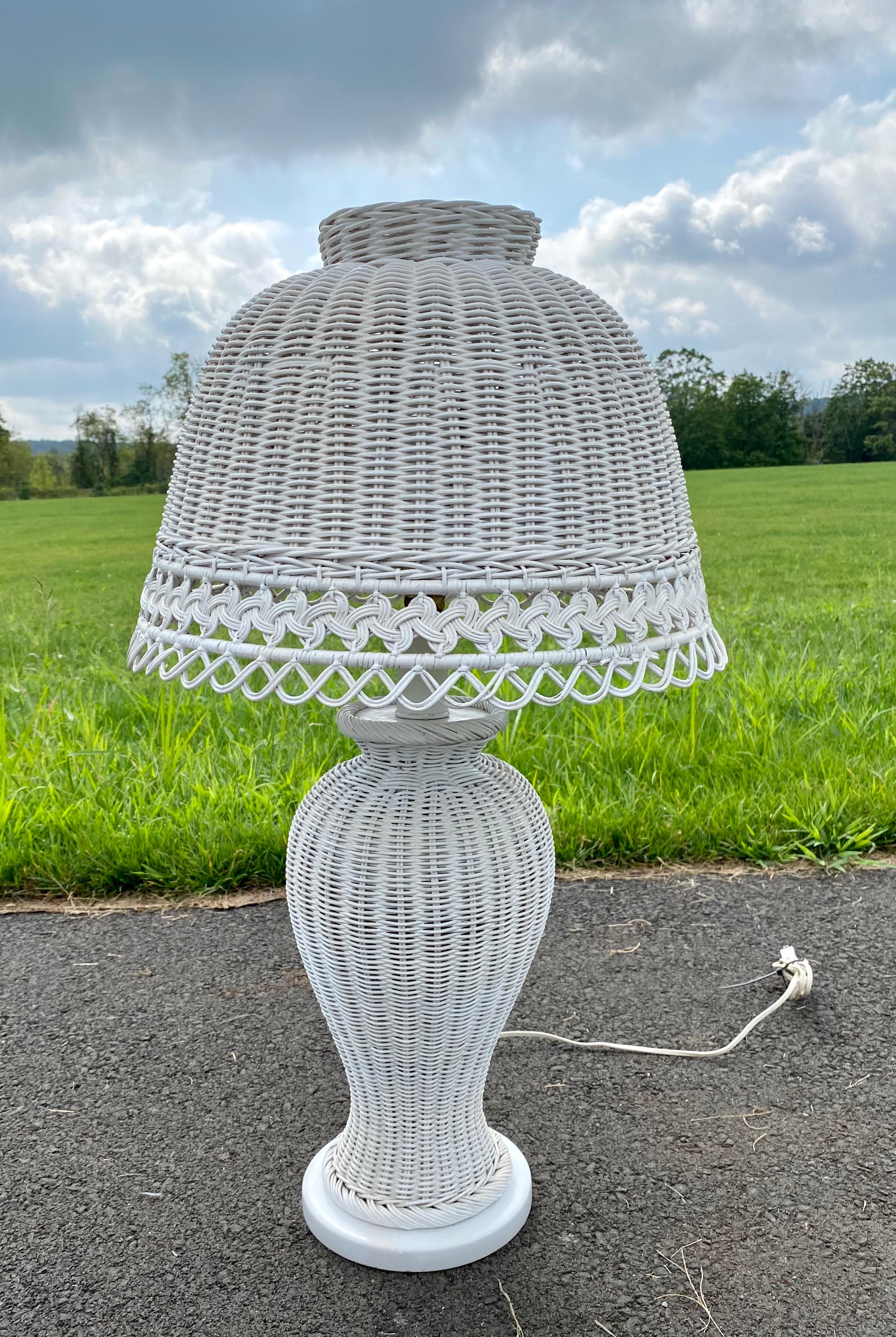 Vintage Palm Regency style woven white wicker urn form table lamp mounted on a wood plinth base with a dome mushroom shade. 

Measures: Shade: 17