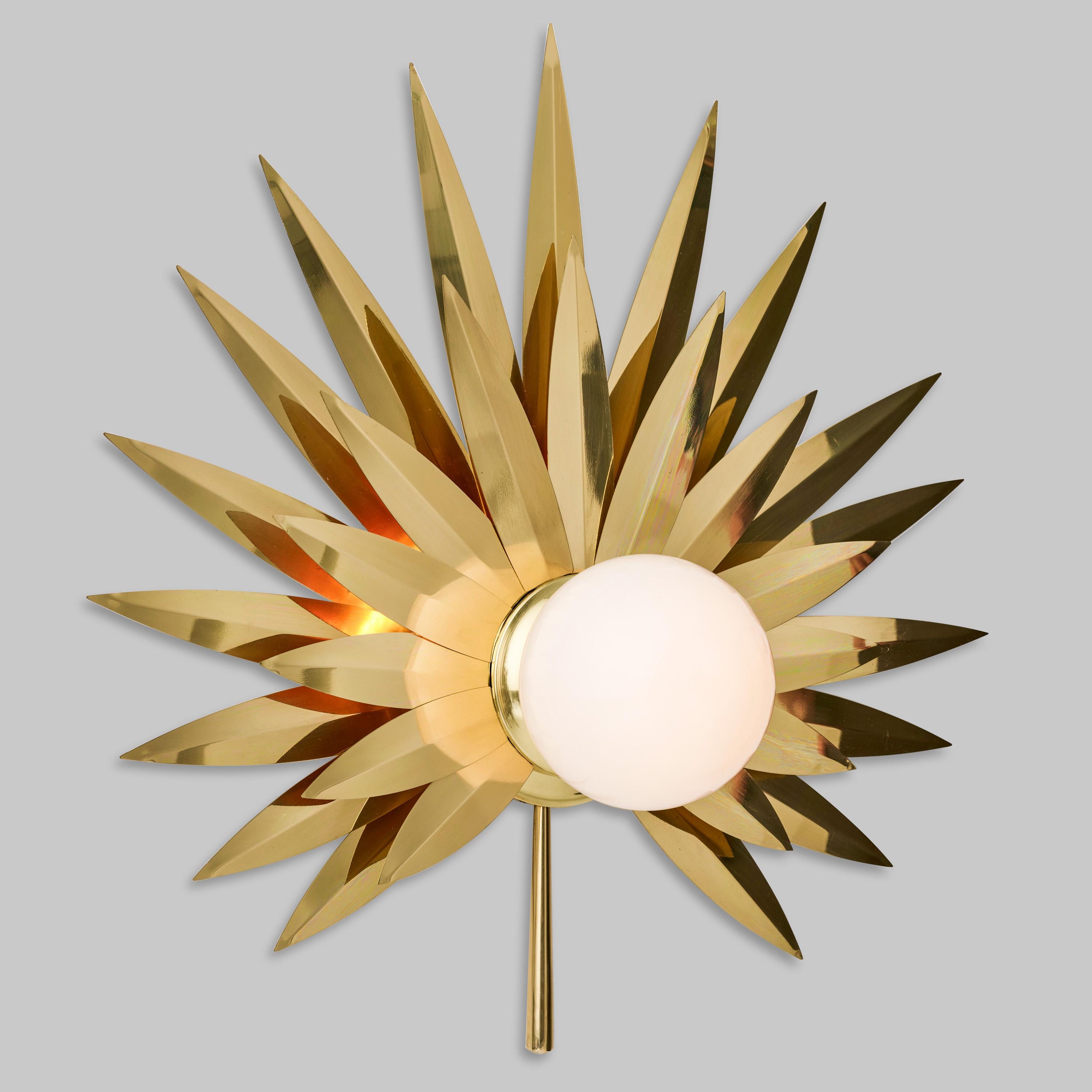 Contemporary Gold 21st Century Brass Hand-Crafted Palm Sconce Wall Light For Sale