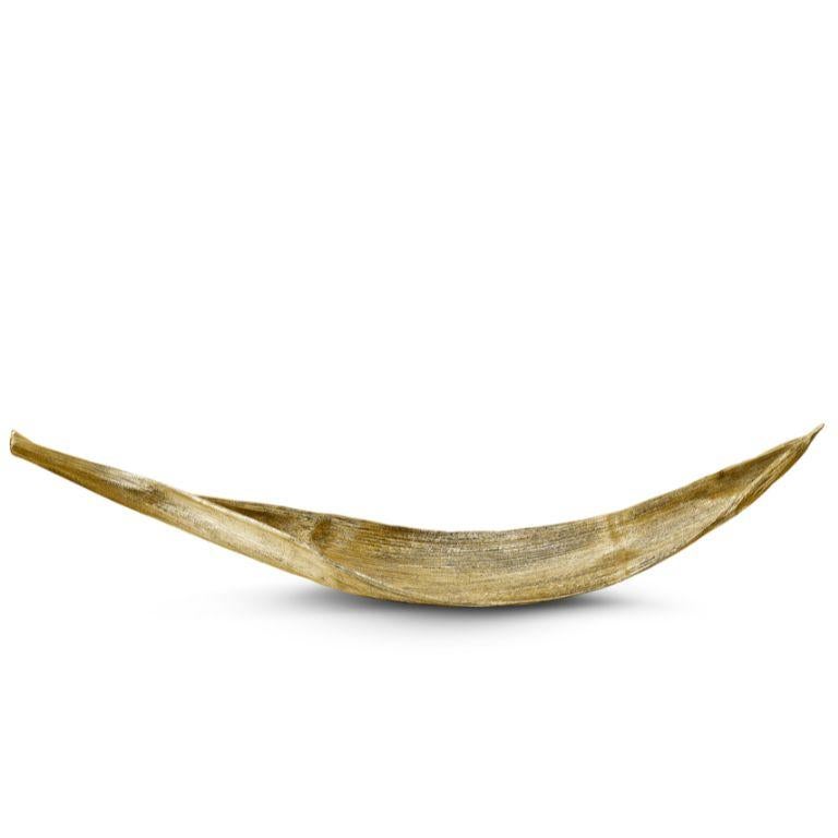 Le Palm Tray donne vie à l'élégance et à la légèreté d'une feuille de palmier sèche, réimaginée en une pièce à la fois fonctionnelle et sculpturale. Soigneusement fabriquée en aluminium avec une finition polie, sa forme fluide et sa texture