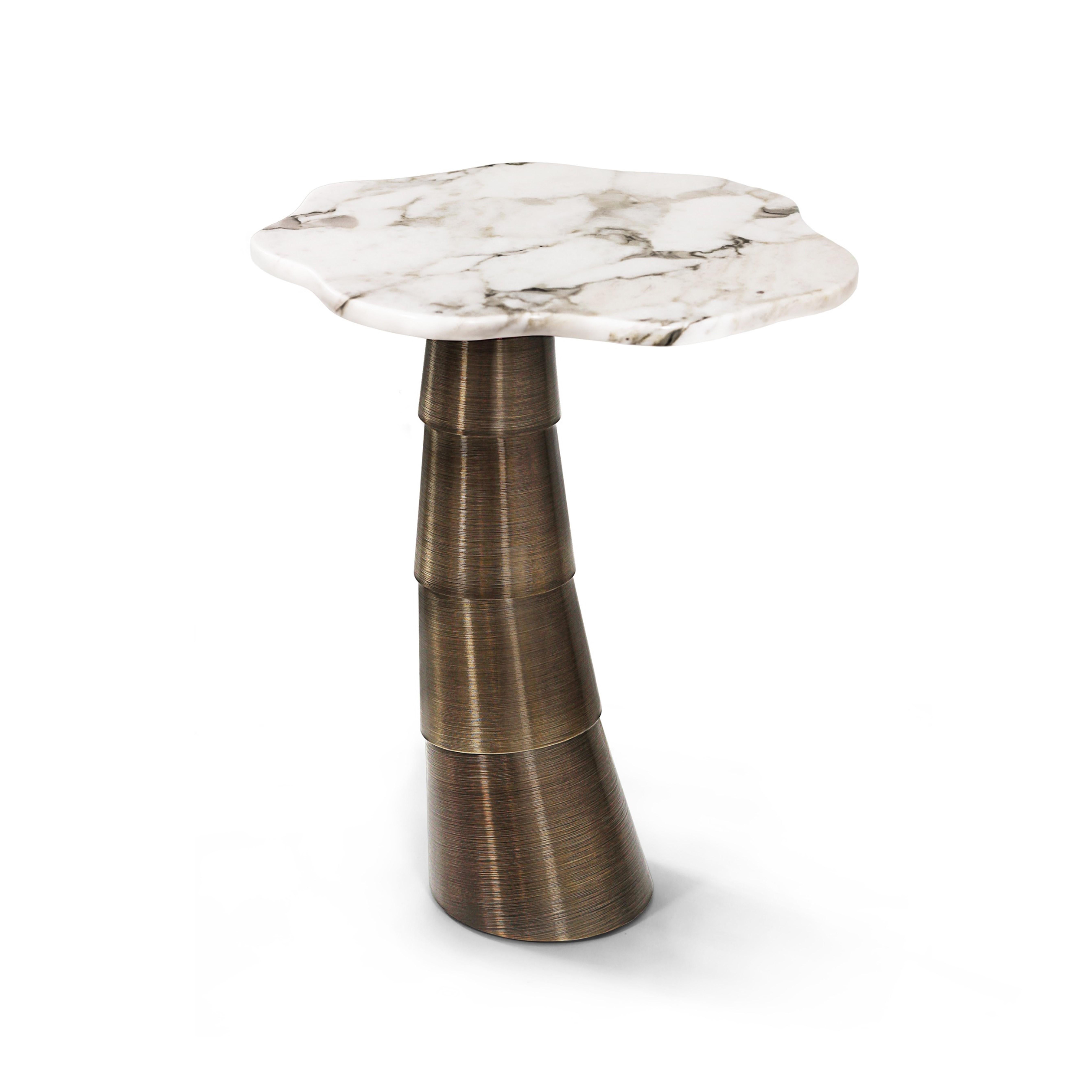 Der Beistelltisch Palm ist ein exquisites, filigranes Design, das eine sinnvolle Botschaft mit luxuriösen Materialien verbindet.

Die Palme ist das Symbol für entspannte Raffinesse.
Es ist die warme Brise an einem Spätsommertag
die durch das Glühen