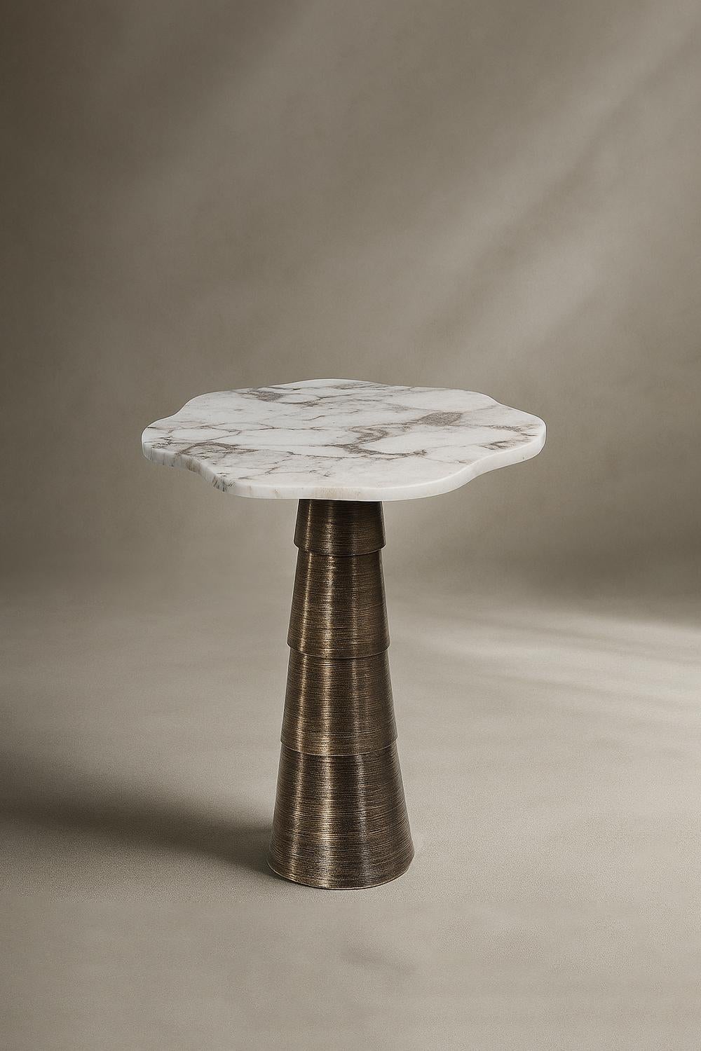 Ferronnerie Table d'appoint Calacatta or et laiton InsidherLand de Joana Santos Barbosa en vente