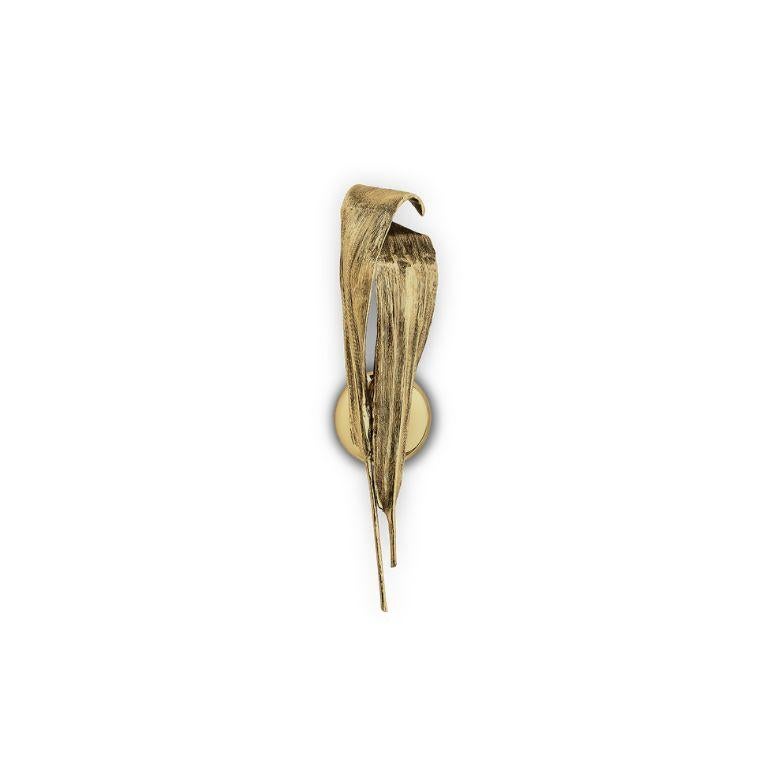 La petite applique Palm s'inspire des formes gracieuses de deux écorces de palmier entrelacées, réimaginées en une pièce d'apparat élégante et compacte. Fabriquée en aluminium avec une finition polie, cette lampe exquise capture les textures