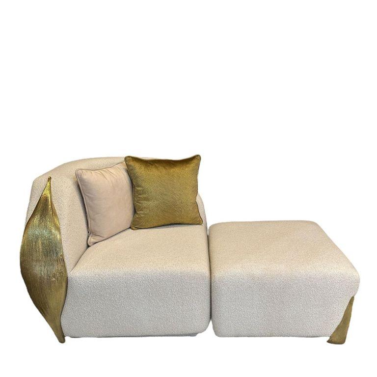Palm Sofa verkörpert die zeitlose Eleganz eines getrockneten Palmenblatts, das zu einem atemberaubenden Stück funktionaler Kunst umgestaltet wurde. Inspiriert von den fließenden Linien und organischen Texturen der Natur, strahlt dieses Sofa