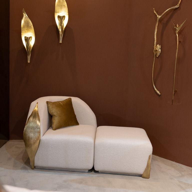 Palm Sofa organisches Design aus weichem weißem Stoff mit goldenen Messingdetails (Handgefertigt) im Angebot
