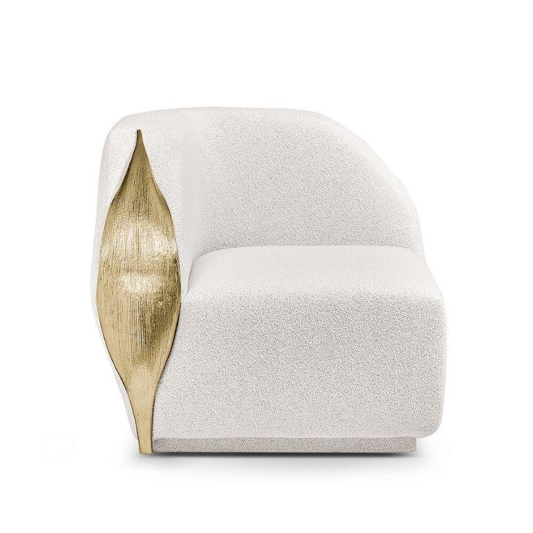 Fait main Canapé Palm au design organique en tissu blanc doux avec détails en laiton doré en vente