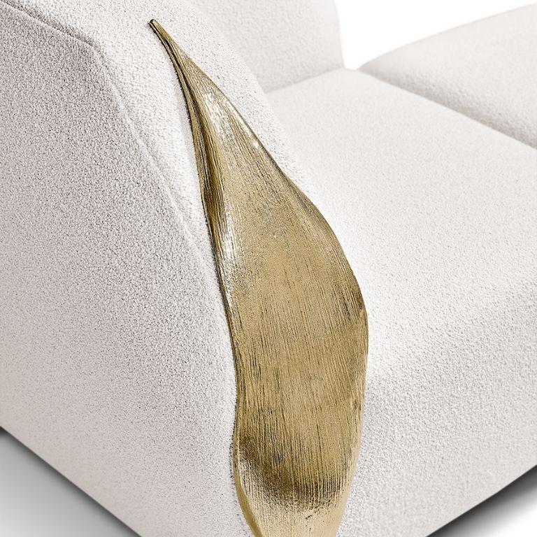 Canapé Palm au design organique en tissu blanc doux avec détails en laiton doré Neuf - En vente à Porto, PT