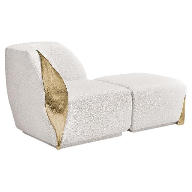 Divano Palm dal design organico in morbido tessuto bianco con dettagli in ottone dorato