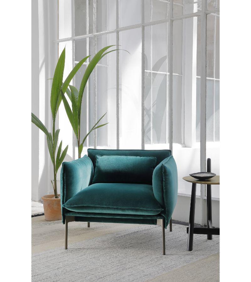 Sillón Palm Springs de Anderssen & Voll
Materiales: Espuma de poliuretano de diferentes densidades, recubierta de tela o cuero. Base de metal lacado en bronce.
Técnica: Metal lacado, tapizado en tela. 
Dimensiones: P 72 x An 68 x Al 69