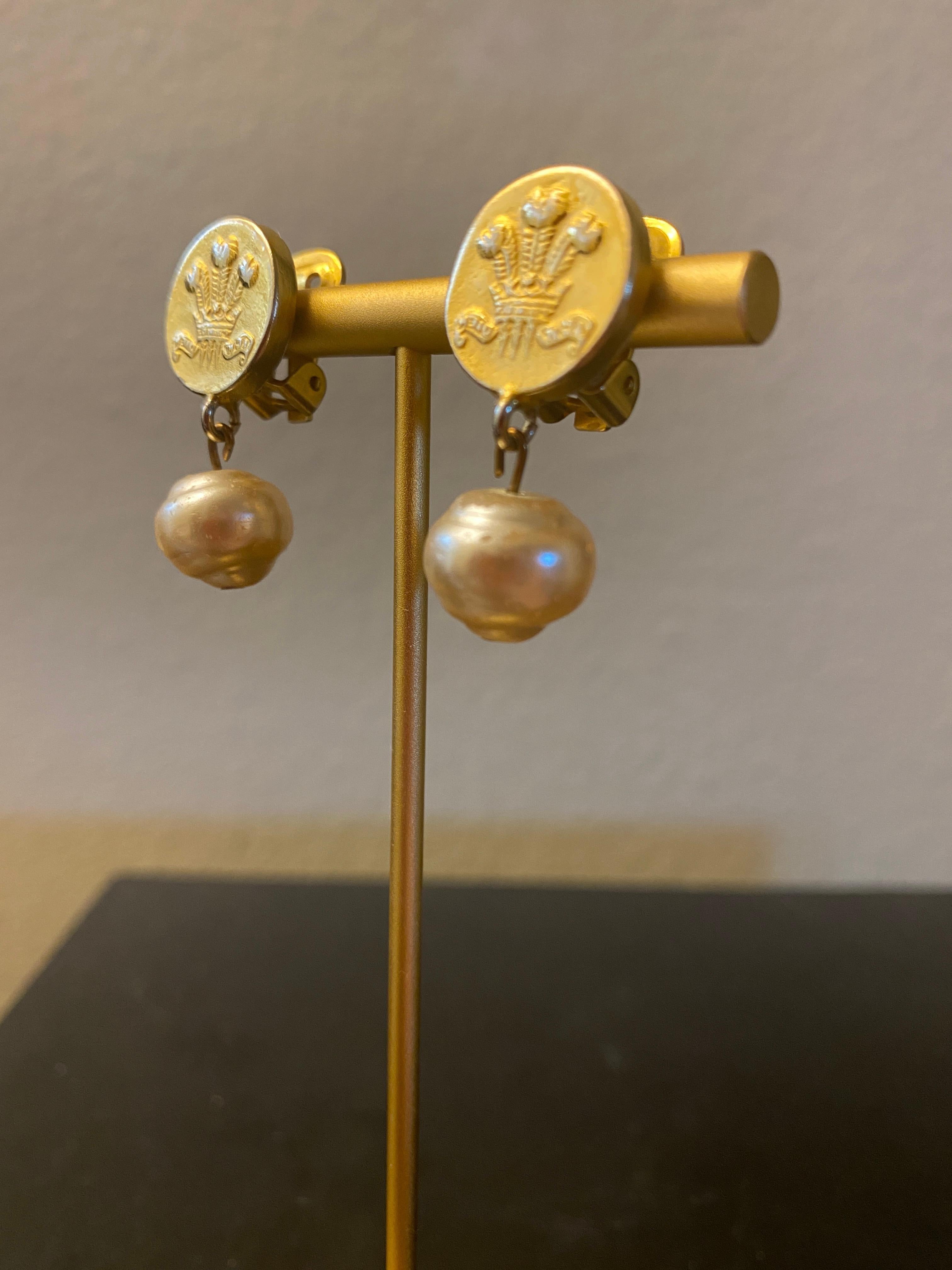 Prevost British Faux-Pearl Medallion Clip-On Earrings PSF Vintage Collection In Good Condition In Palm Springs, CA