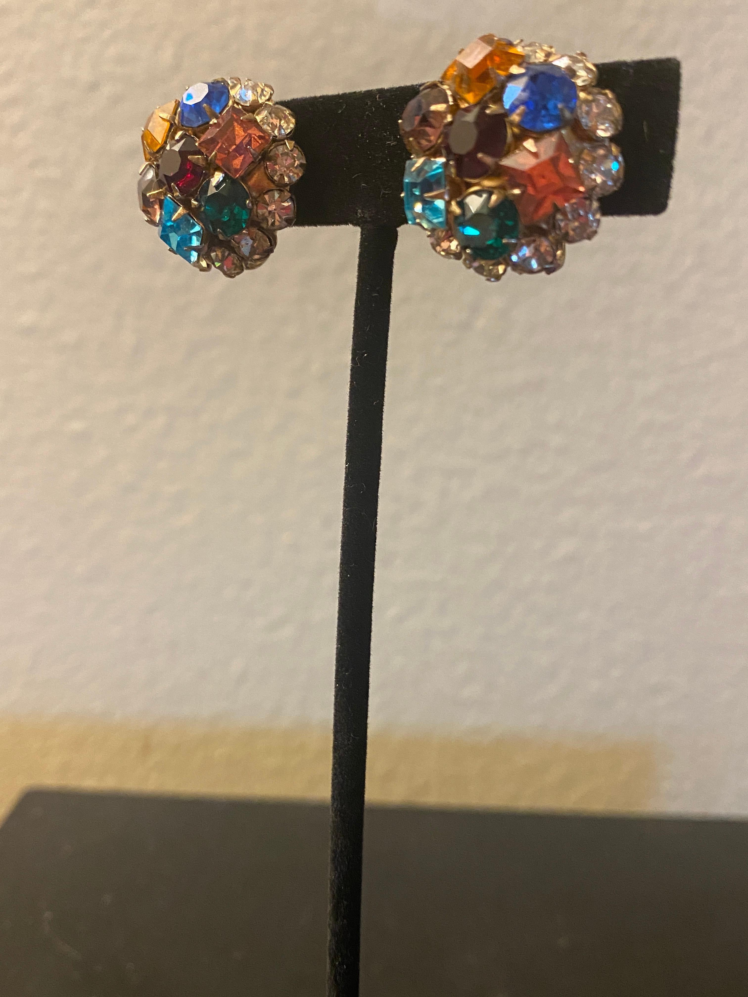 Vintage 1950er Jahre Mehrfarbige Glam-Ohrringe mit Schraubverschluss PSF Vintage Kollektion im Zustand „Gut“ im Angebot in Palm Springs, CA