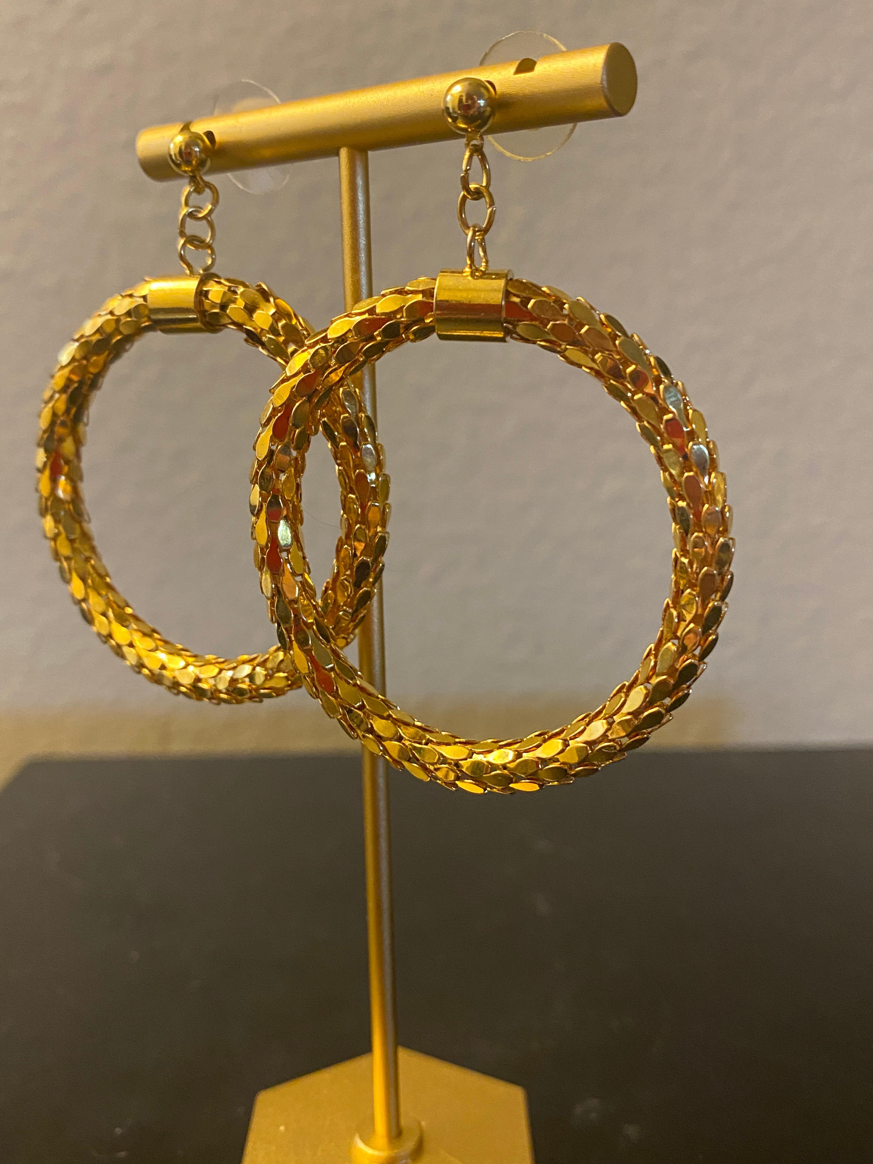Gold Mesh Große 1980er Jahre Mode Glam Pieced Ohrreifen PSF Vintage Kollektion (Moderne) im Angebot