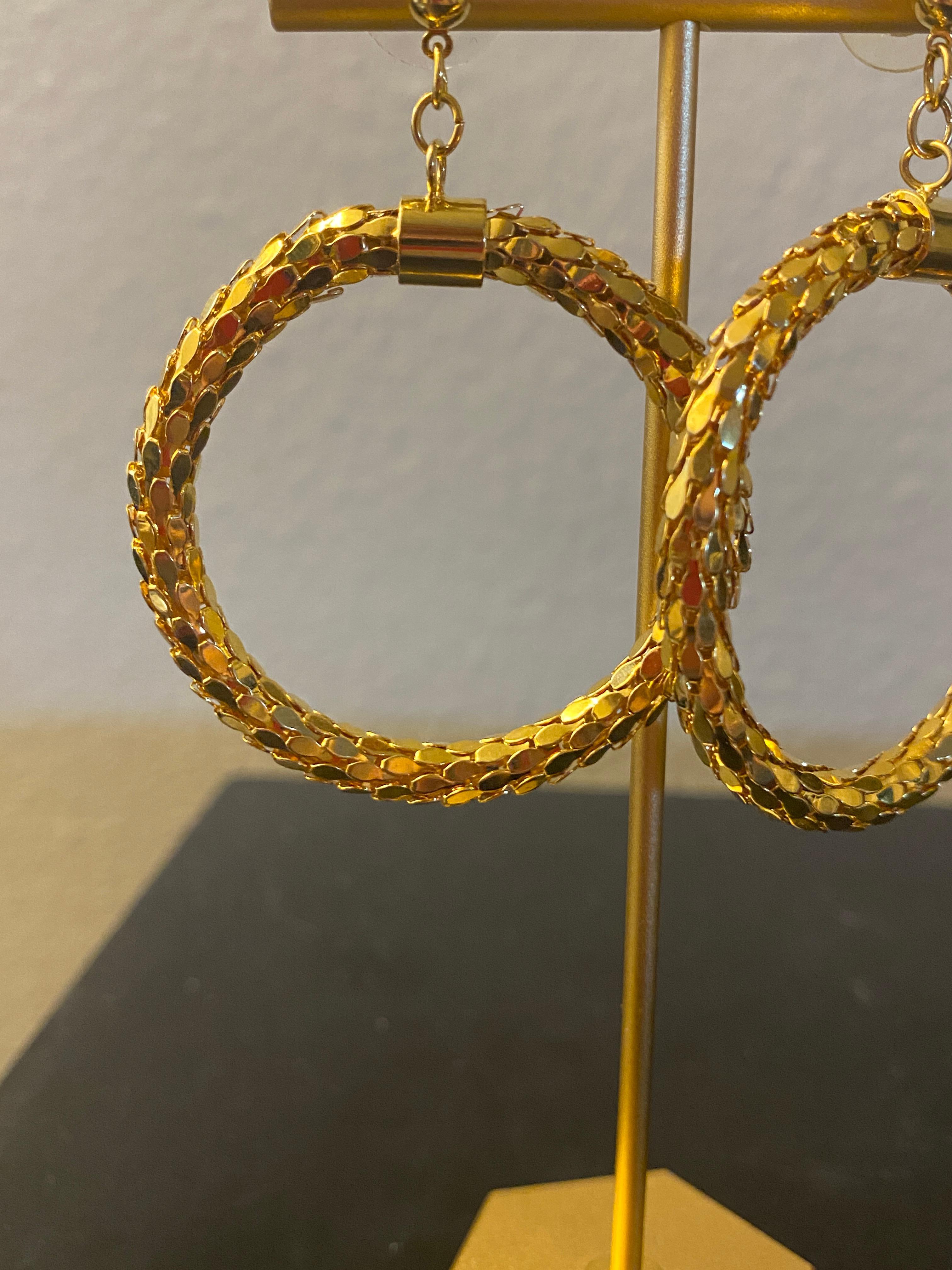 Gold Mesh Große 1980er Jahre Mode Glam Pieced Ohrreifen PSF Vintage Kollektion im Angebot 1