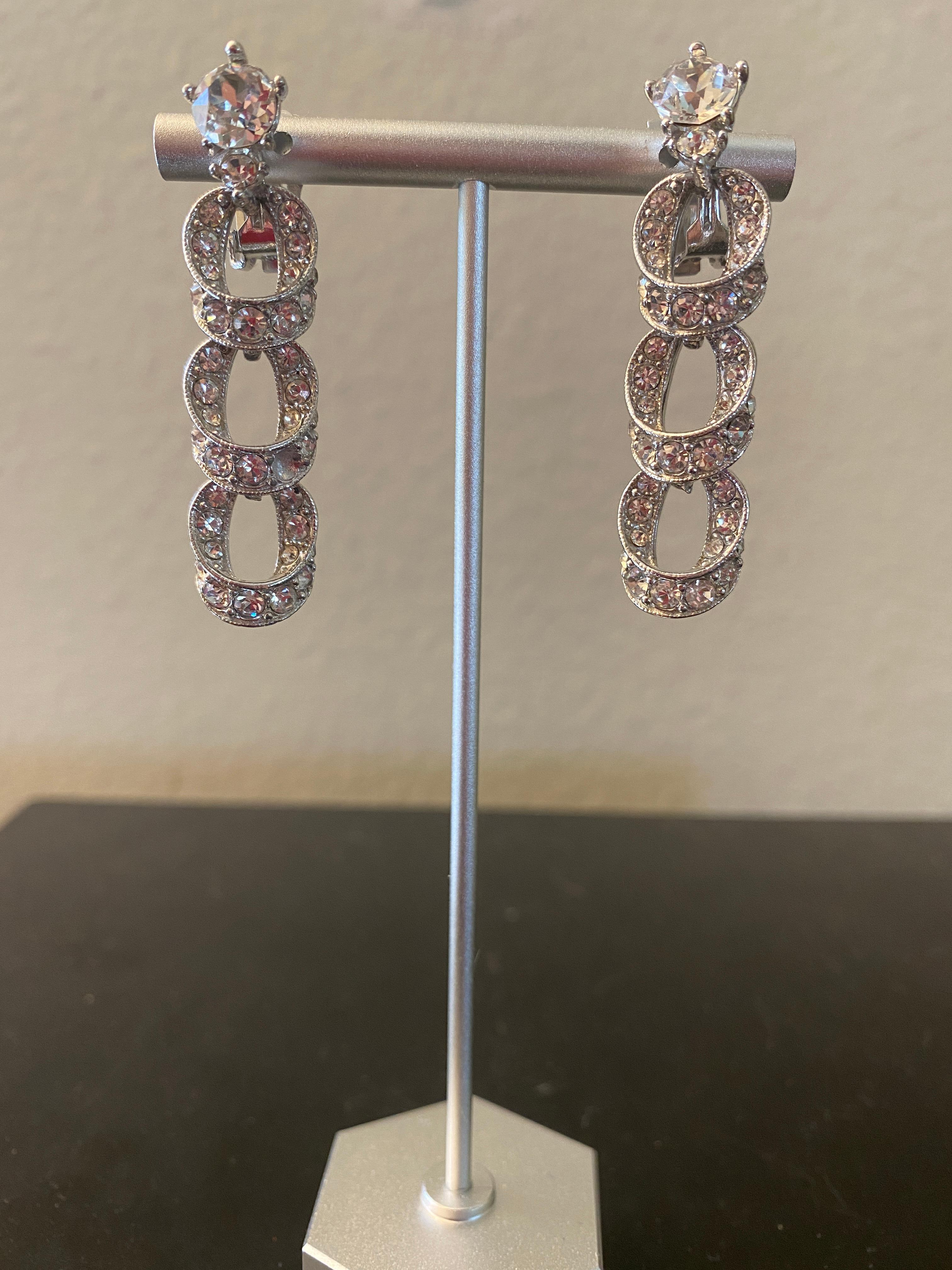 Nous collectionnons les boucles d'oreilles de bijoux fantaisie vintage depuis les années 80. Nous avons rassemblé, une par une, une belle collection de boucles d'oreilles de marque et sans marque. Fabriqué des années 1950 à 2000. Chacune est unique