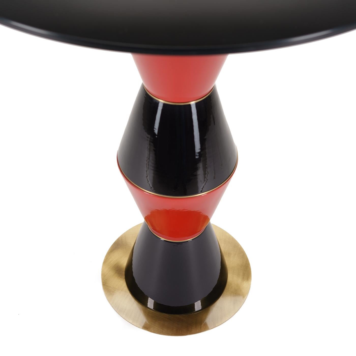 An intriguing interplay of geometric shapes, this side table will effortlessly elevate the look of an eclectic contemporary living room decor. Resting on a round brass base, it features five ceramic elements alternating dark and red hues, ultimately