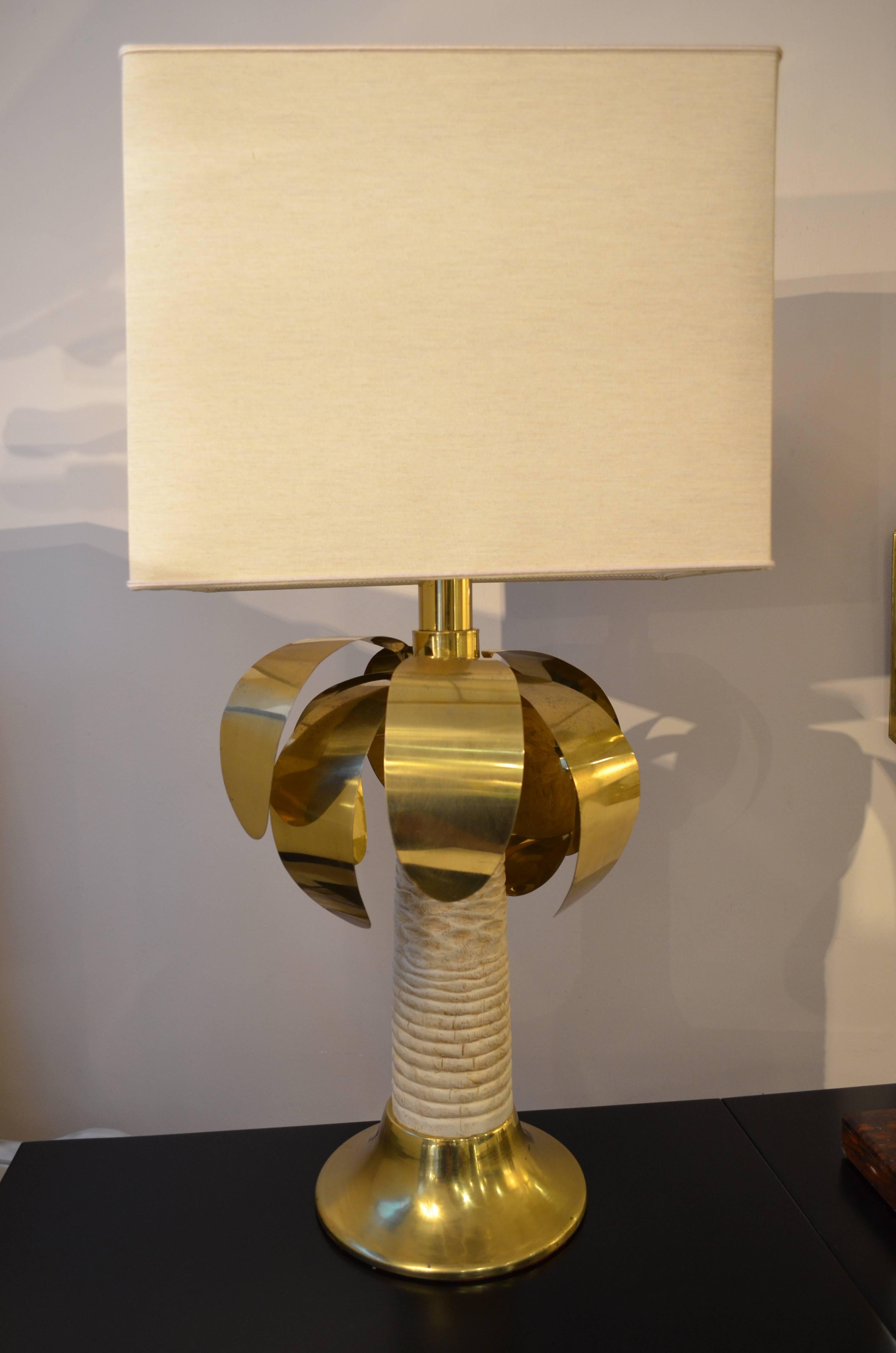 Palm three shaped gold and white table lamp, signed Spark, 1970s

Table lamp representing a palm three with brass leaves and white resin trunk. It features Spark signature on the trunk. It is from 1970s and it is perfect to give a glamour and