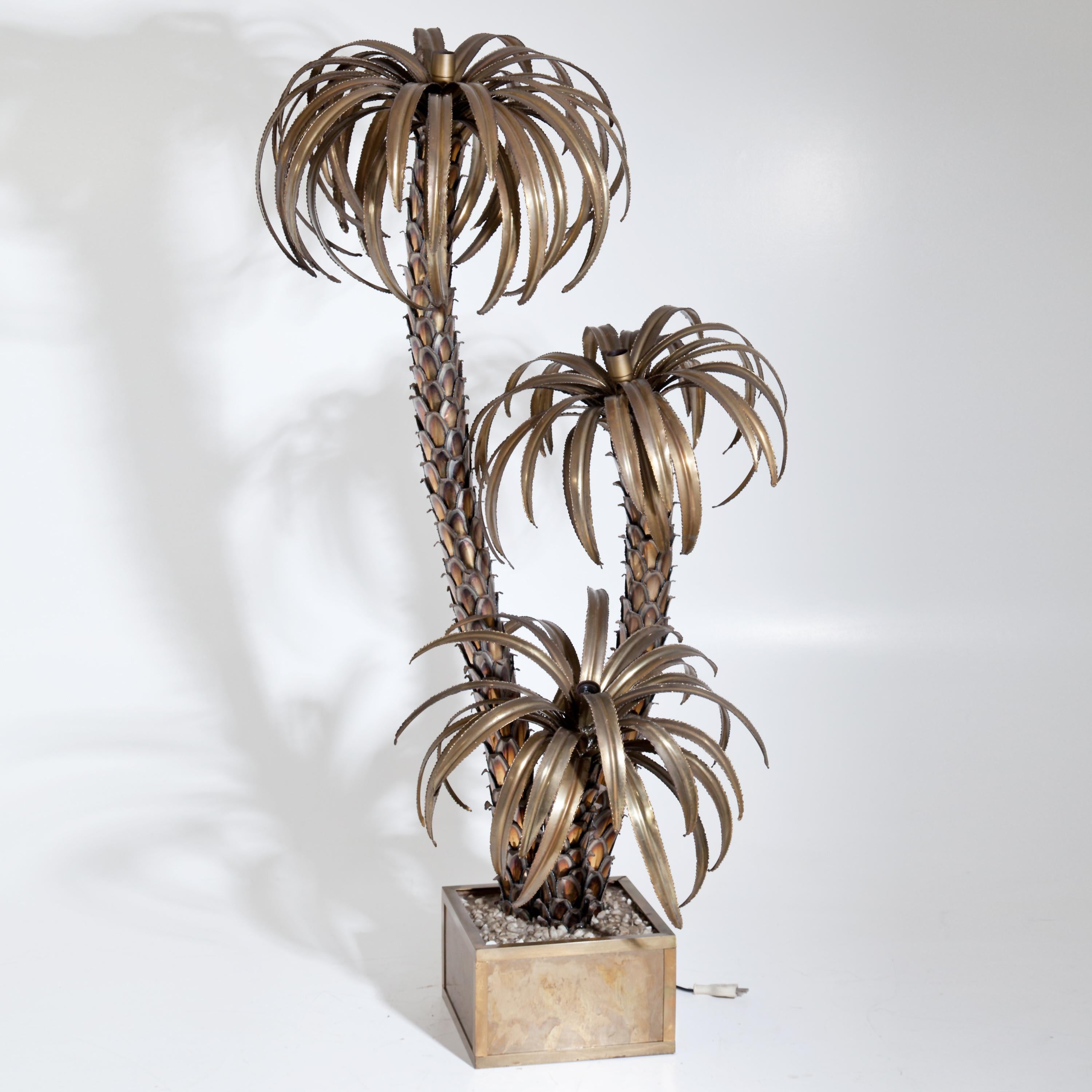 Three-light floor lamp as a stylized palm tree. Attributed to Maison Jansen in brass.

France, 1970s.