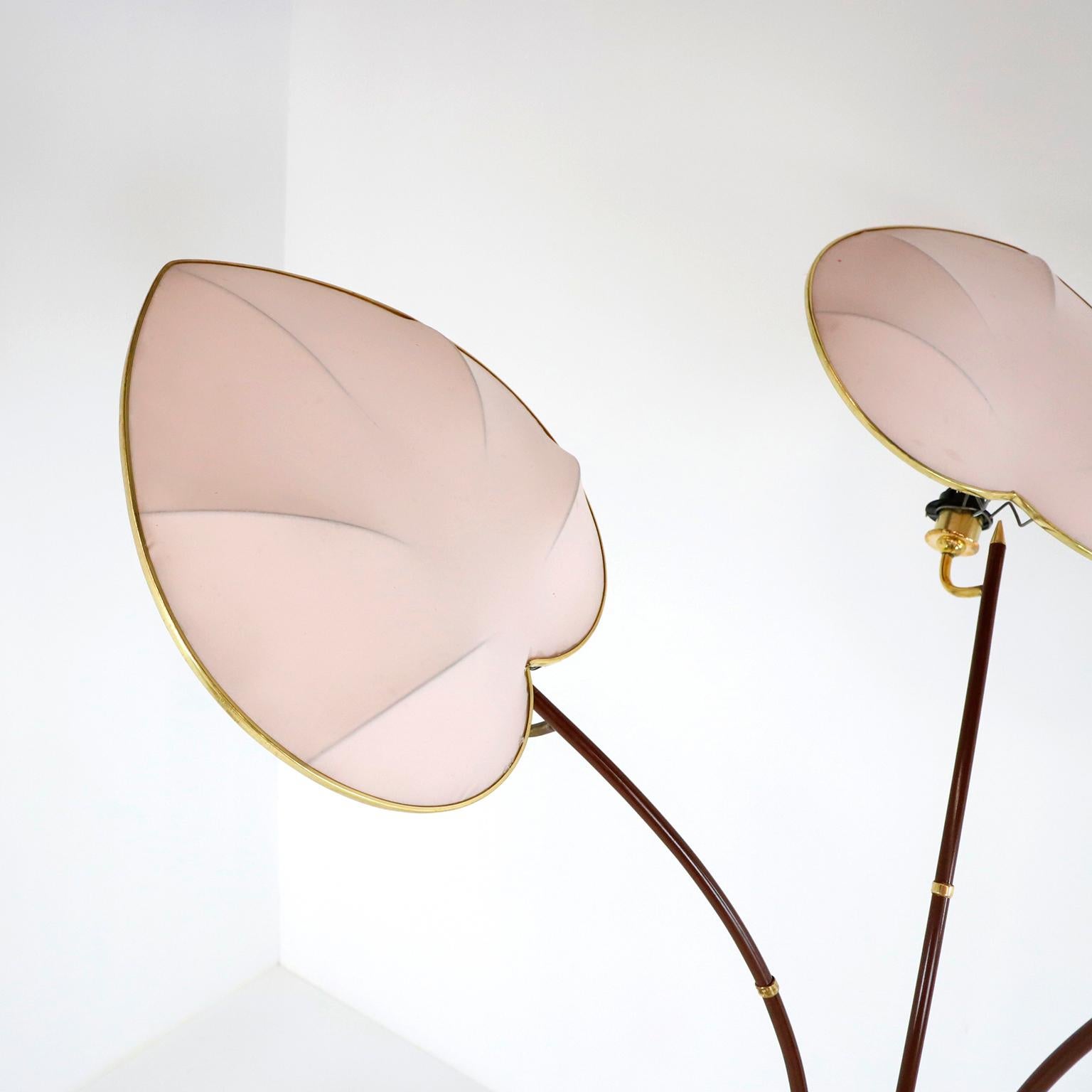 Um 1960, Wir bieten diese Palm Stehleuchte von Arturo Pani an. Diese Lampe ist vielleicht eine der skurrilsten unter all den wunderbaren Entwürfen von Arturo Pani. Die aus Messing und weinfarben lackiertem Metallrohr gefertigte Leuchte lässt durch
