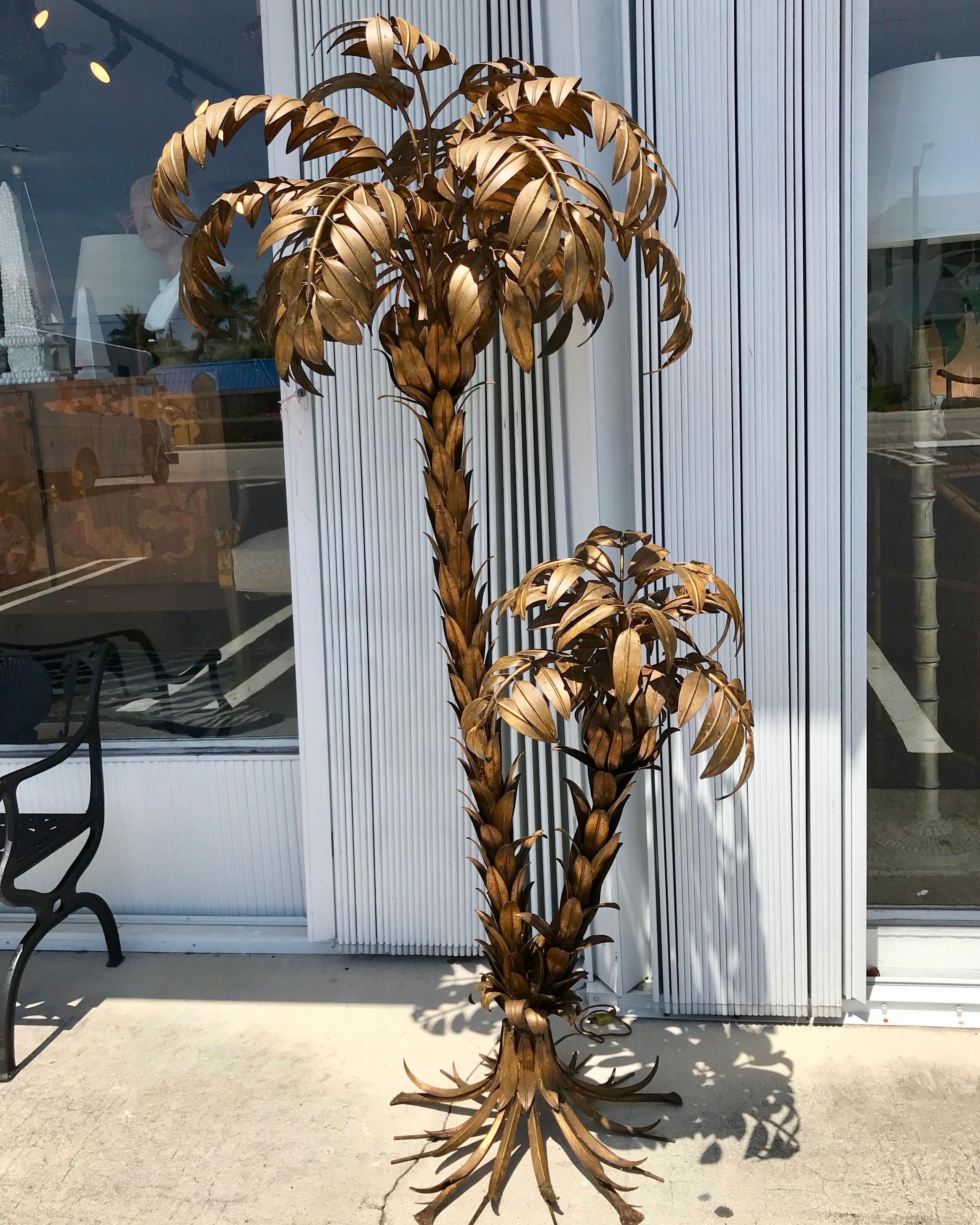 A rare and important floor lamp by the iconic designer - Hans Kögl -
outstanding detail.
Fashioned with gilt metal - impressive scale and eye appeal. The lamp
contains two trunks of varied size.