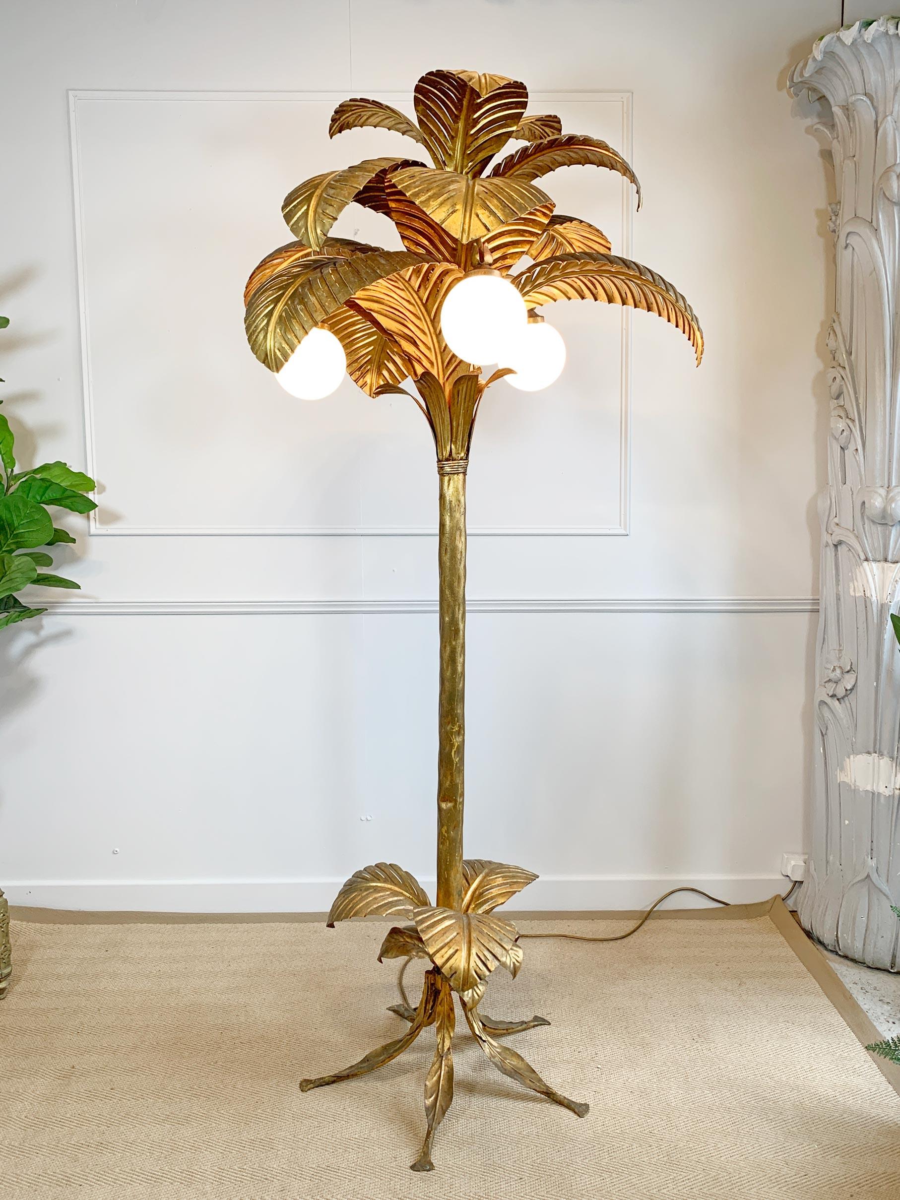 Lampadaire Palm Tree absolument époustouflant, conçu par Sergio Terzani dans les années 1970. Cette lampe de grande taille est l'une des plus rares et des plus désirables dans sa finition dorée à la feuille d'or d'origine, à ne pas confondre avec