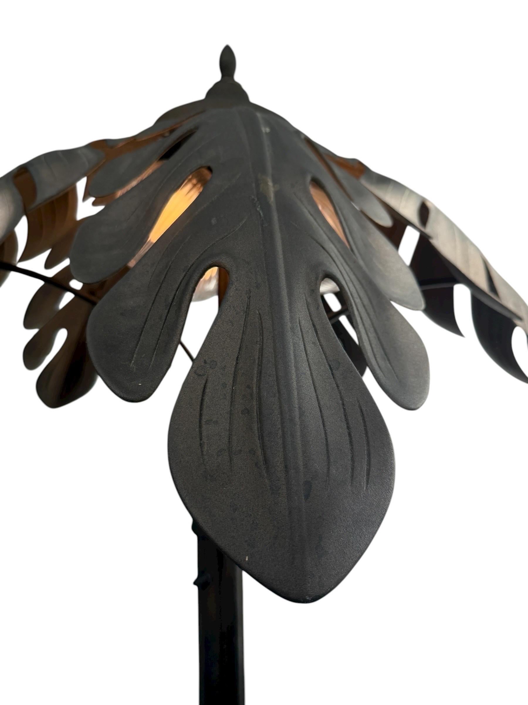 Massiccia lampada da terra Palm Tree in metallo nello stile della Maison Jansen. La lampada ha tre lampadine a forma di noce di cocco, di tipo standard.

Corde lunghe e resistenti da usare in casa o all'aperto!