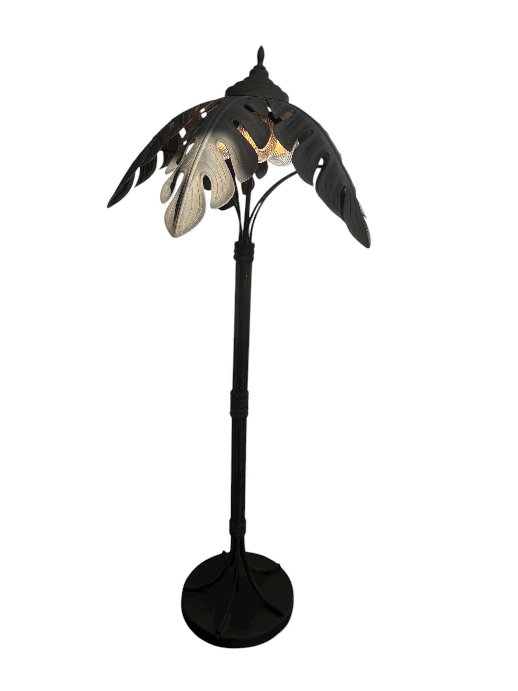 Lampada da terra a forma di albero di palma per interni/esterni alta 82 pollici In condizioni buone in vendita a Rochester, NY