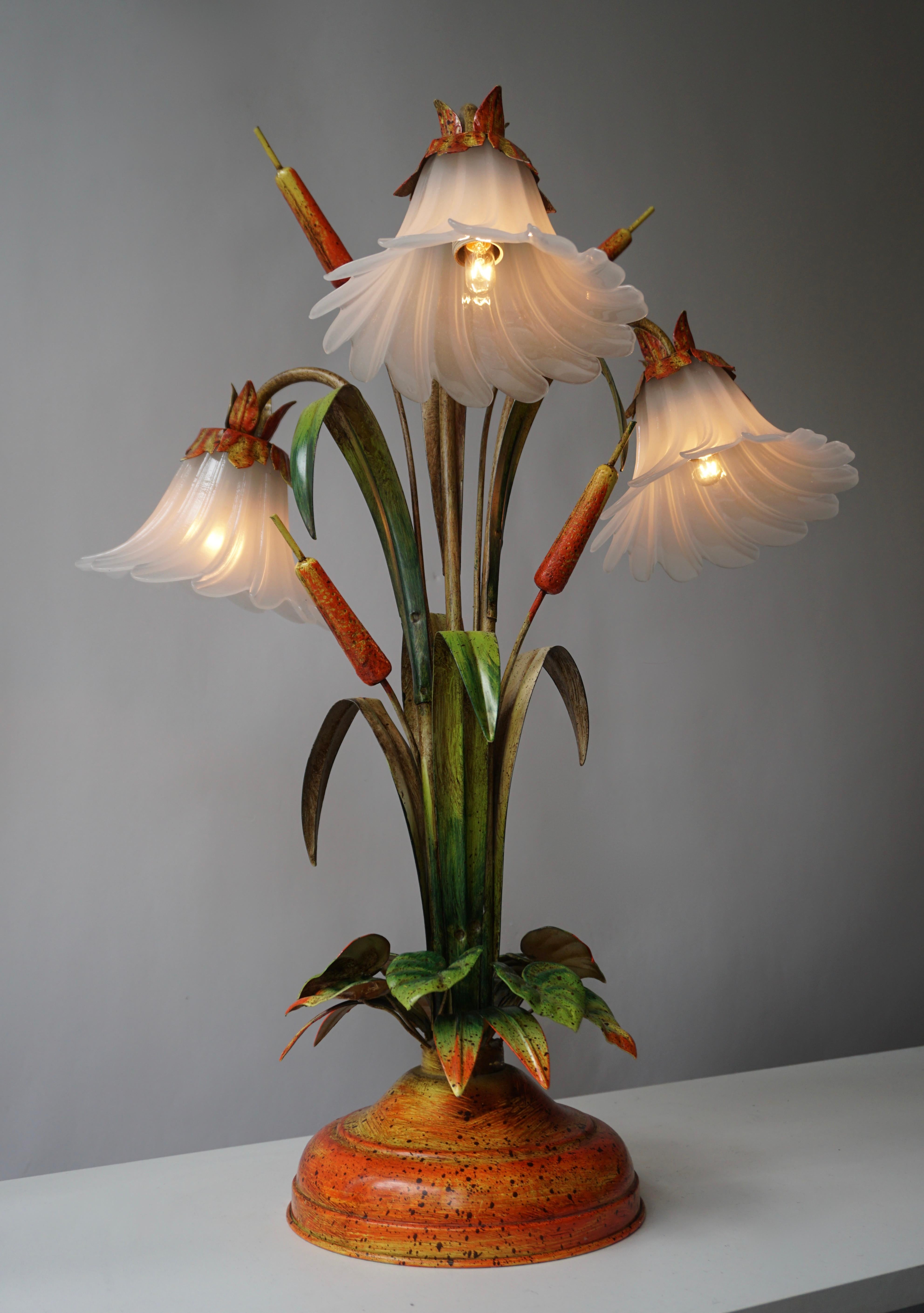 Palm Tree-Form Tole Painted and Glass Floral Lamp In Good Condition For Sale In Antwerp, BE