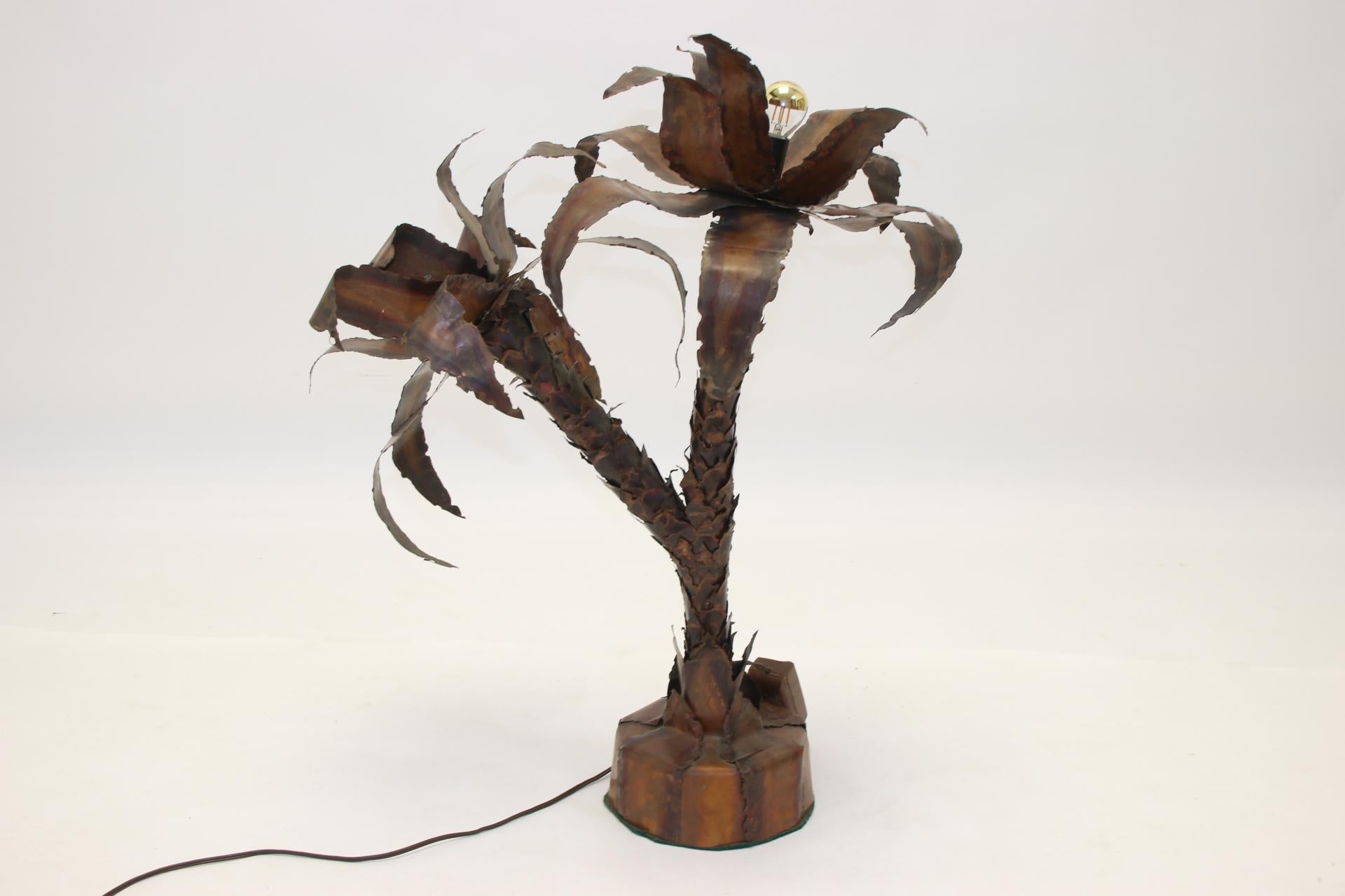 Very special and stylish copper palm tree lamp.

Designed by Maison Jansen, 1970 - 1980.

The style is both Hollywood Regency and Brutalist.

The copper leaves are made one by one by hand and fixed on the frame.

Can be used as a stylish