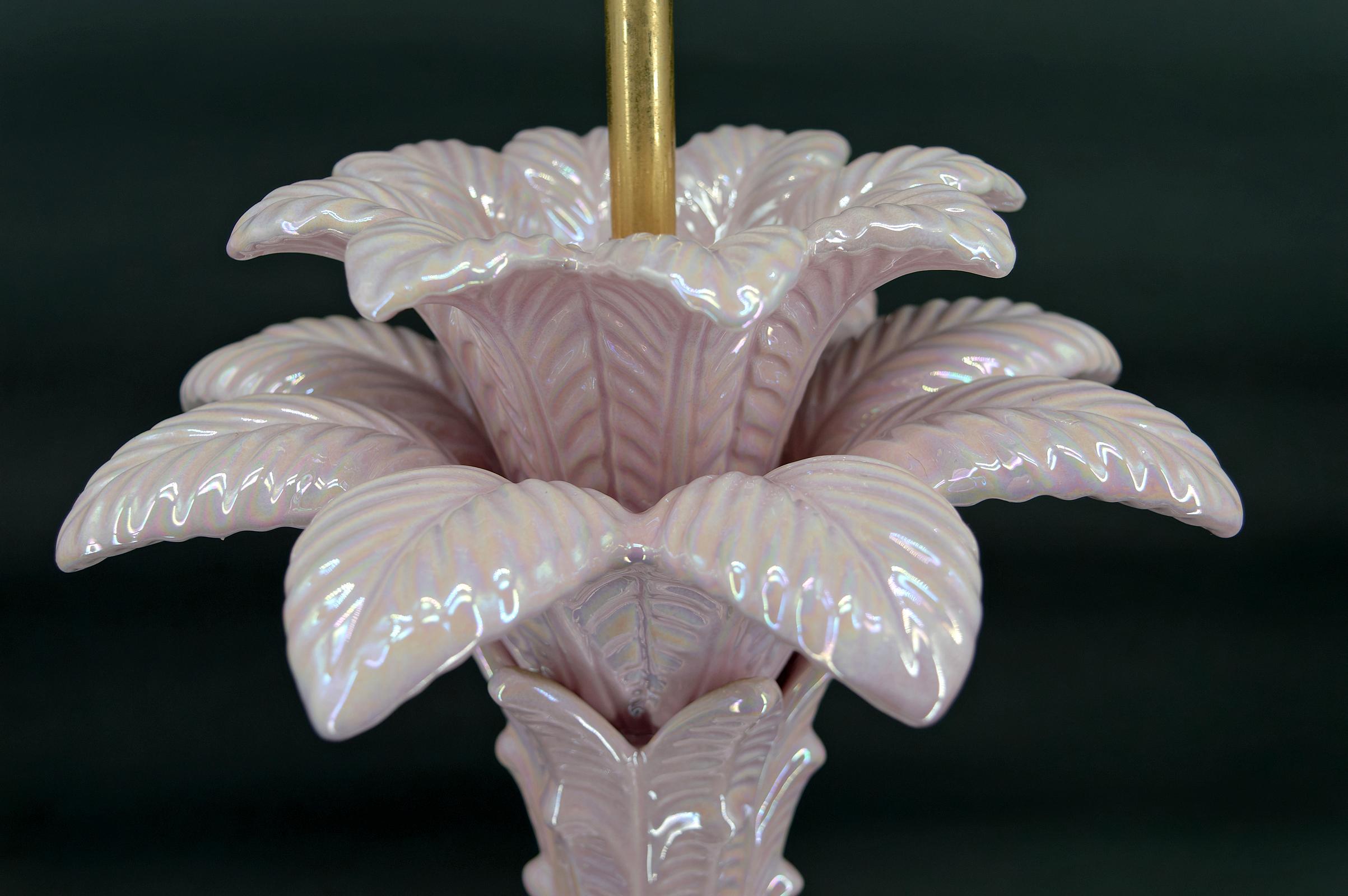 Palm tree lamp in pearly pink ceramic, Italy, circa 1960 For Sale 3