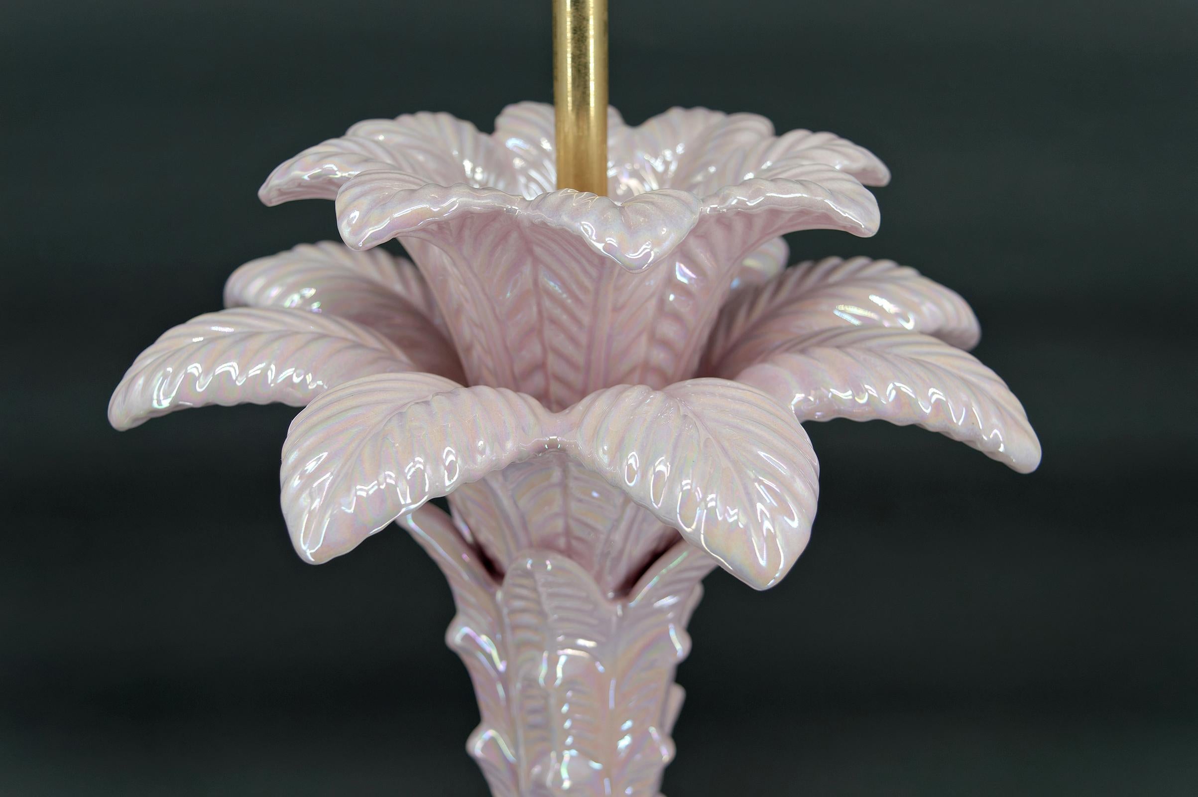 Palm tree lamp in pearly pink ceramic, Italy, circa 1960 For Sale 4