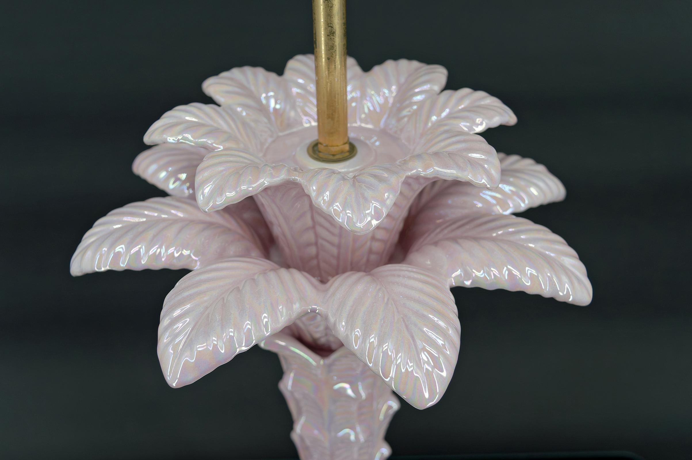 Palm tree lamp in pearly pink ceramic, Italy, circa 1960 For Sale 5