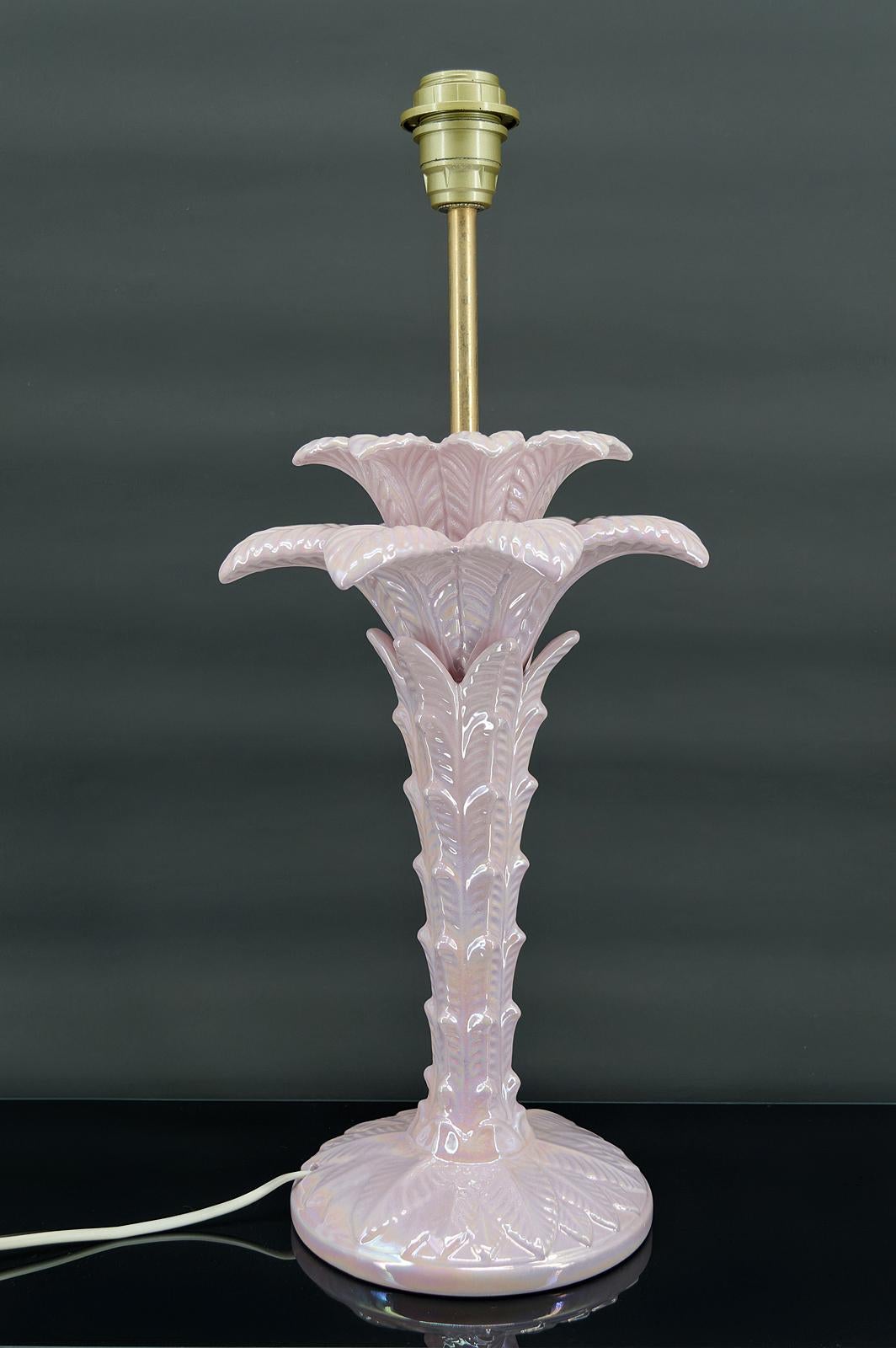 Prächtige Palmenlampe aus perlrosa Keramik.

Italien, um 1960

Hollywood-Regency-Stil.

In ausgezeichnetem Zustand, Strom OK.

Abmessungen:
Höhe 58 cm
Durchmesser 28 cm

