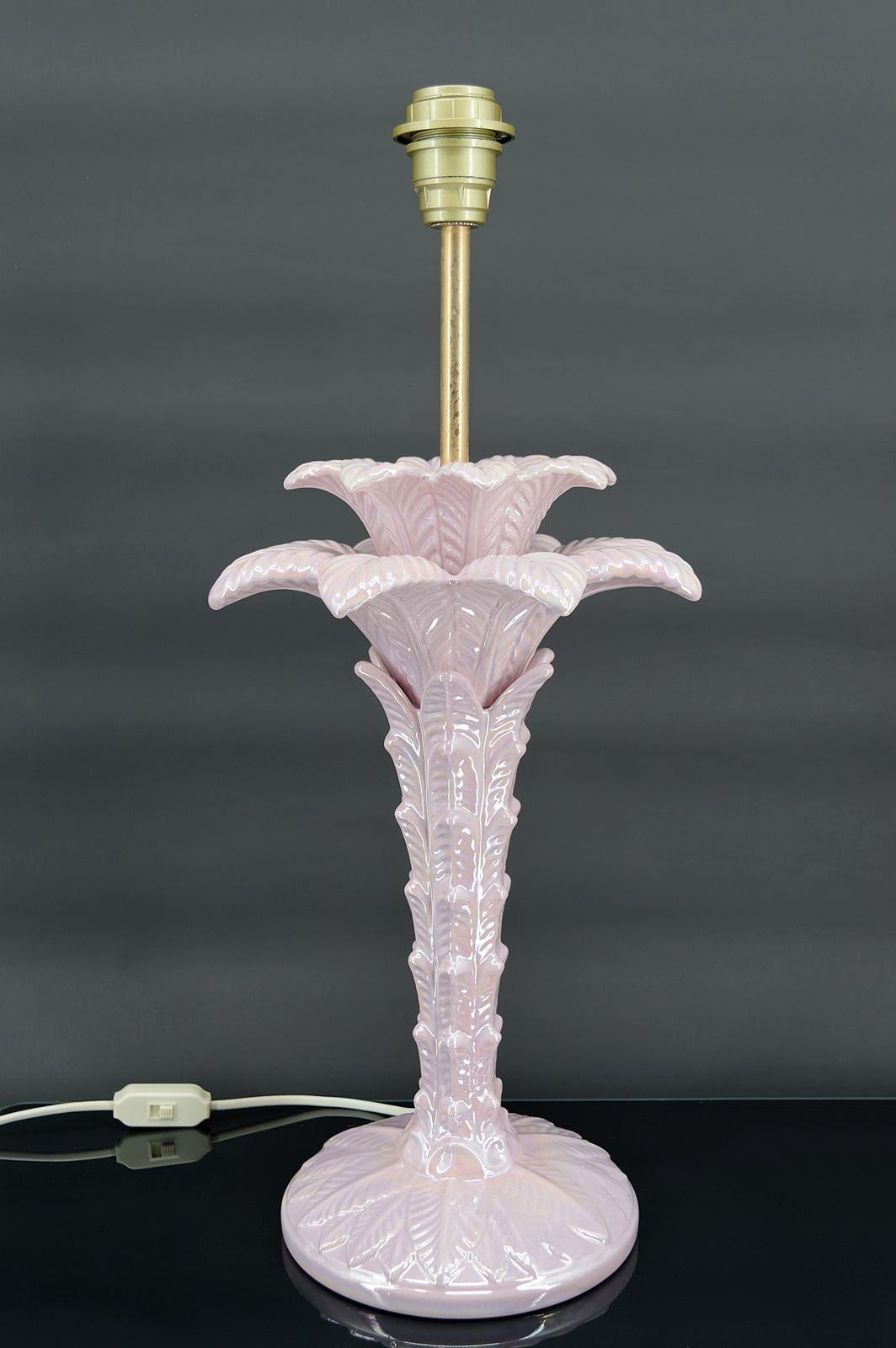 Hollywood Regency Palm tree lamp in pearly pink ceramic, Italy, circa 1960 For Sale