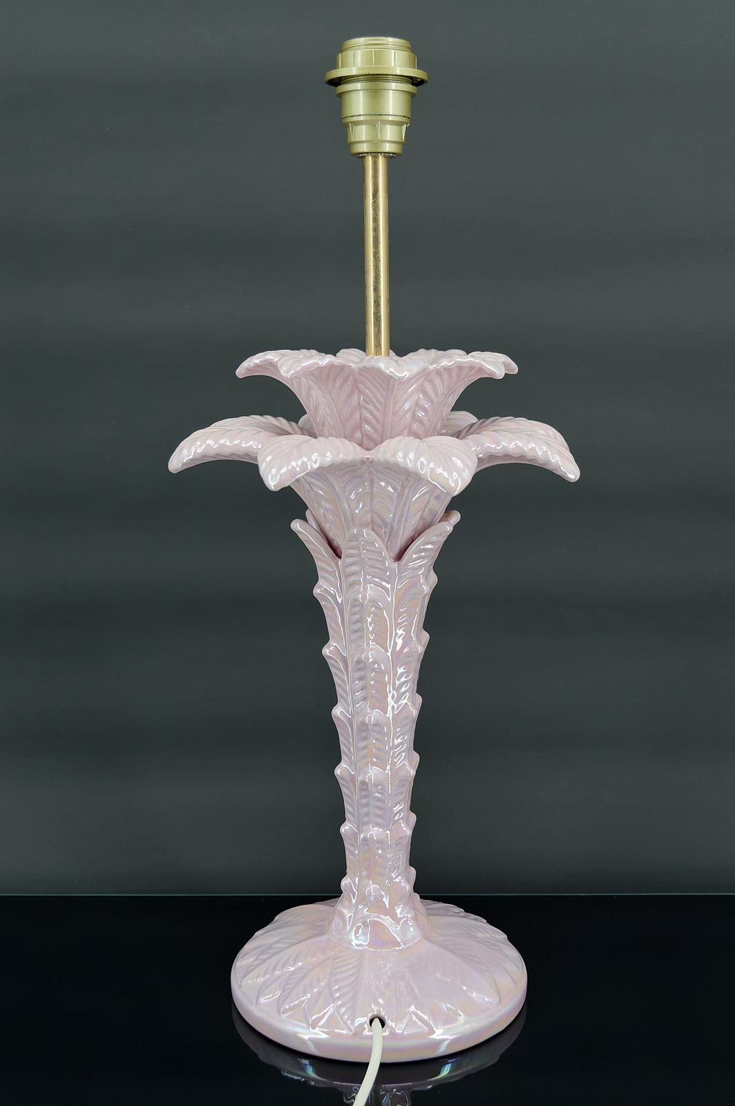 Palm tree lamp in pearly pink ceramic, Italy, circa 1960 In Excellent Condition For Sale In VÉZELAY, FR