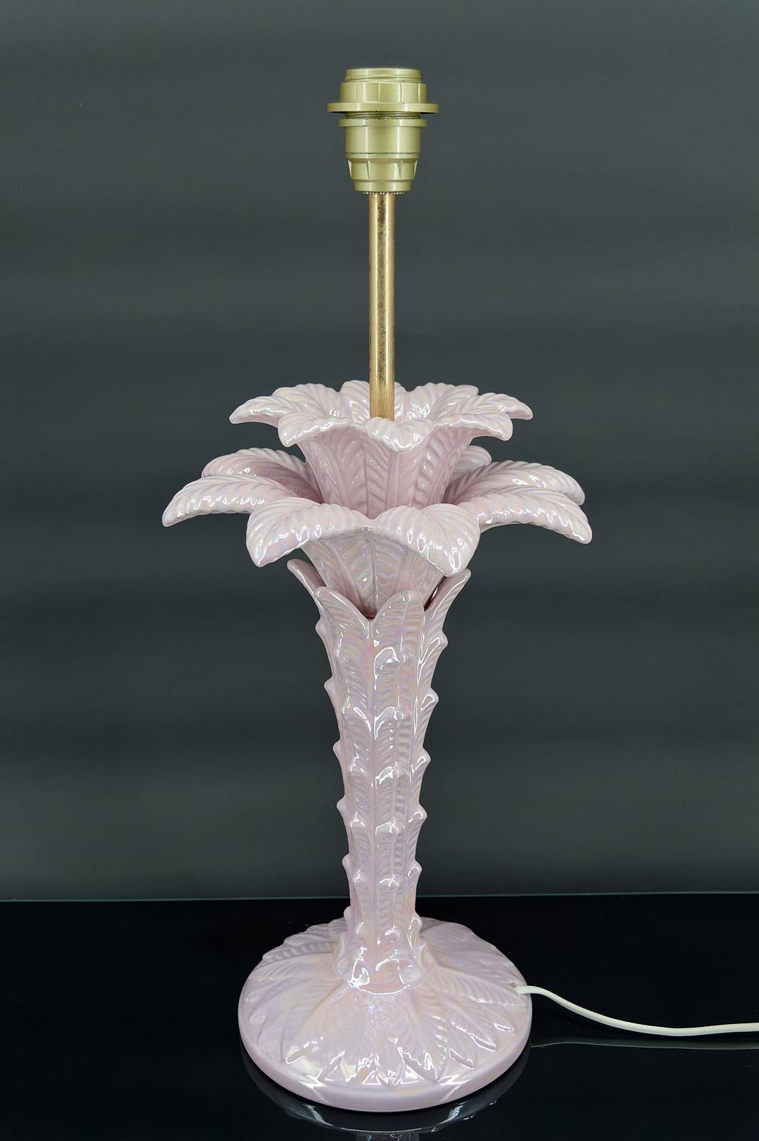 Palmenlampe aus perlmuttrosa Keramik, Italien, um 1960 (Mitte des 20. Jahrhunderts) im Angebot