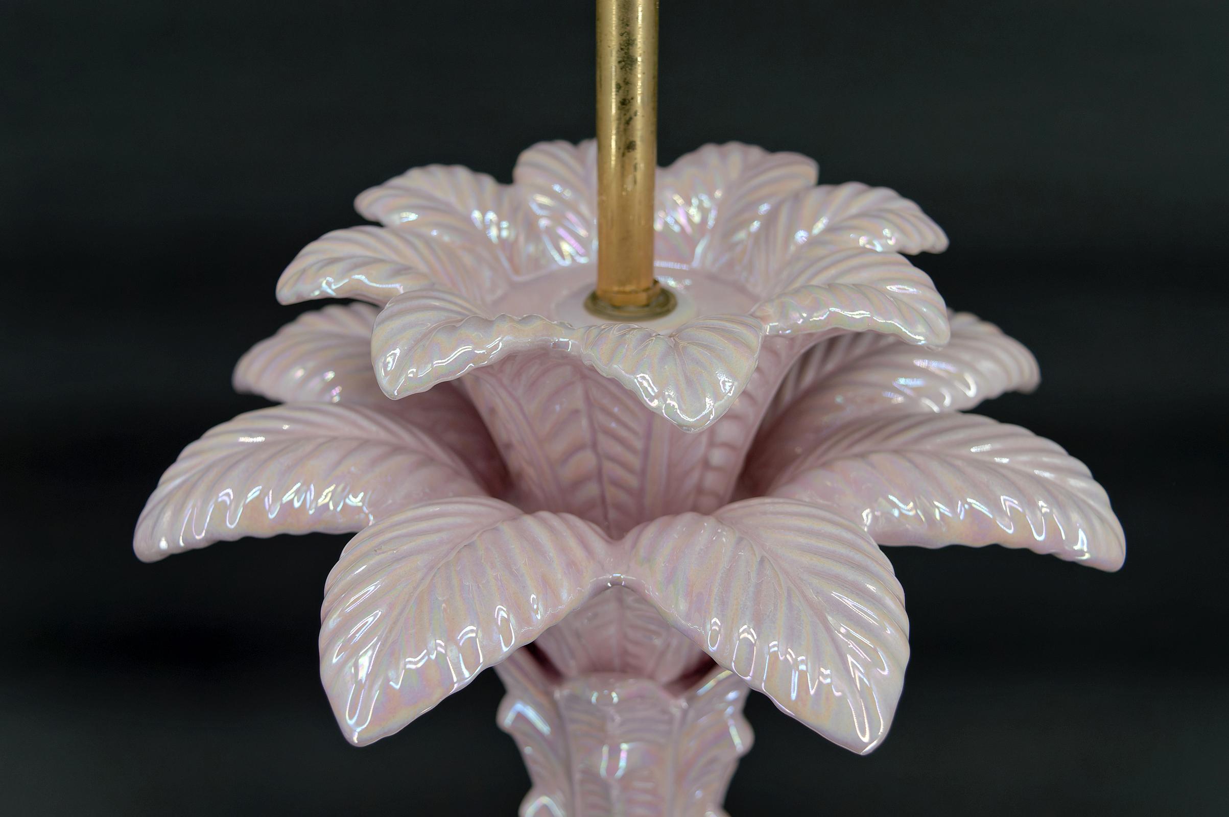 Palm tree lamp in pearly pink ceramic, Italy, circa 1960 For Sale 2