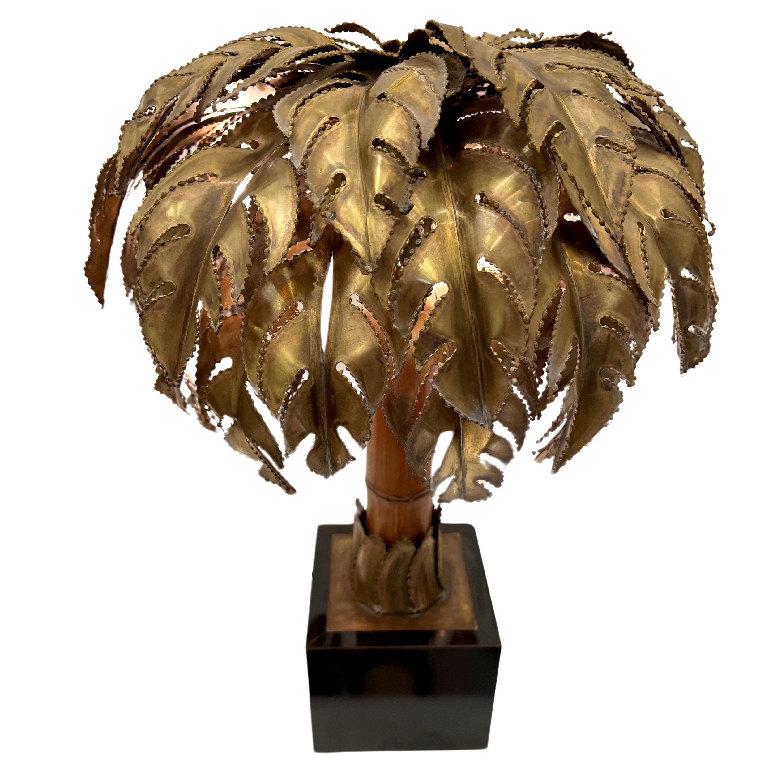 Small « palm tree » lamp by Christian Techouyeres for Maison Jansen.
The palm tree head is in cut brass, the trunk in bamboo. It is set in a black melamine and brass planter, weighted with lead inside for stability.
Four lights.