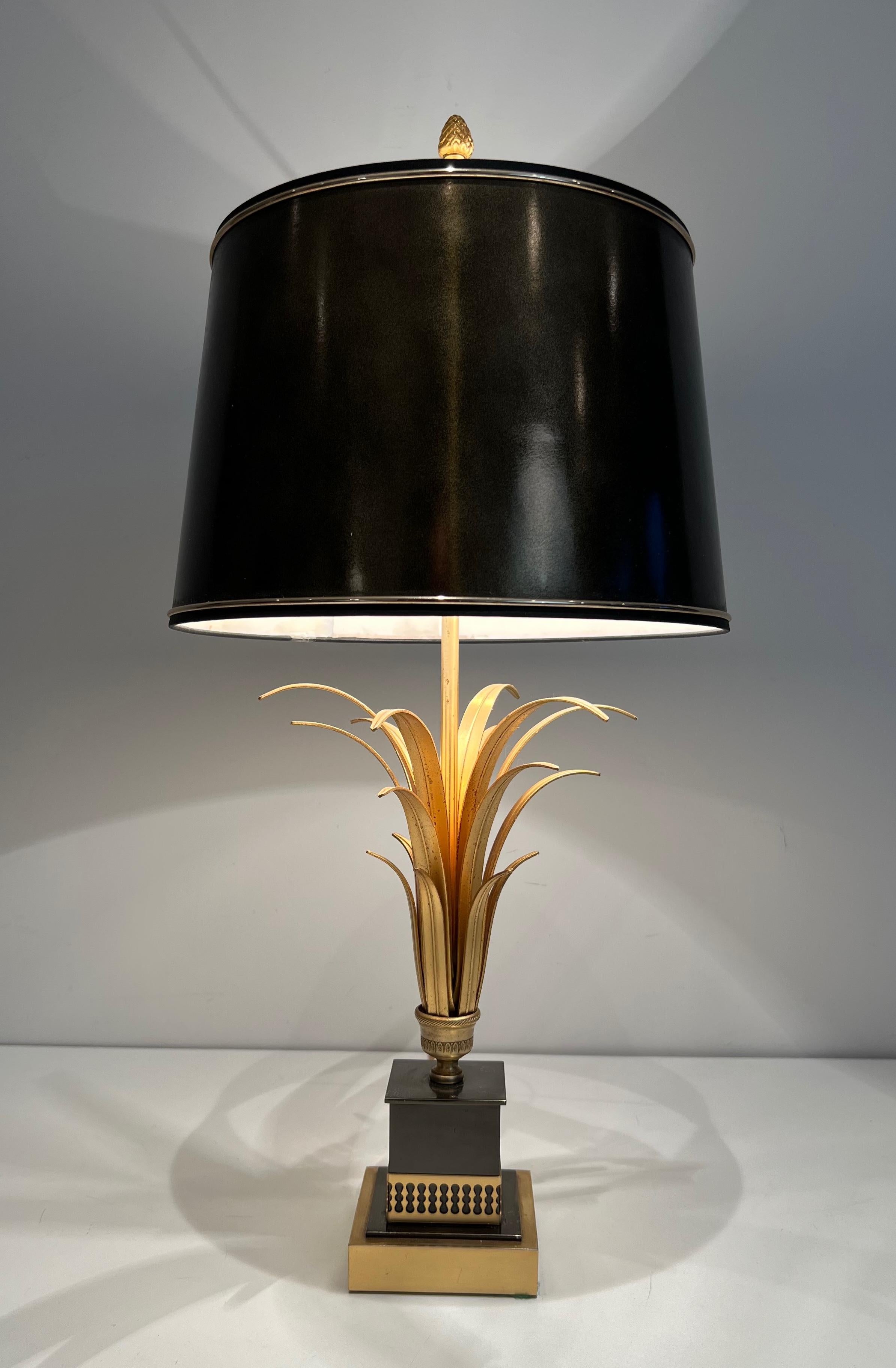 This nice pineapple table lamp is made of black lacquered and gilt metal. This is a French work in the Style of Maison Charles. Circa 1970