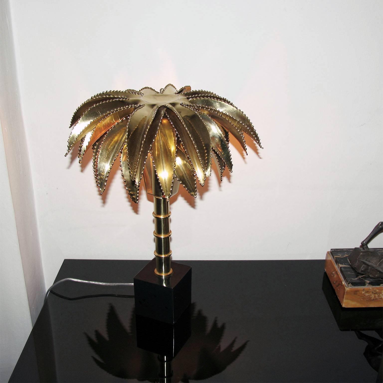 An exquisite table lamp in the style of Maison Jansen, shaped like a palm tree.
Entirely handmade of brass with a black box metal base. Very decorative yet functional, this lamp can be an eye catcher wherever you place it, creating a glamorous look
