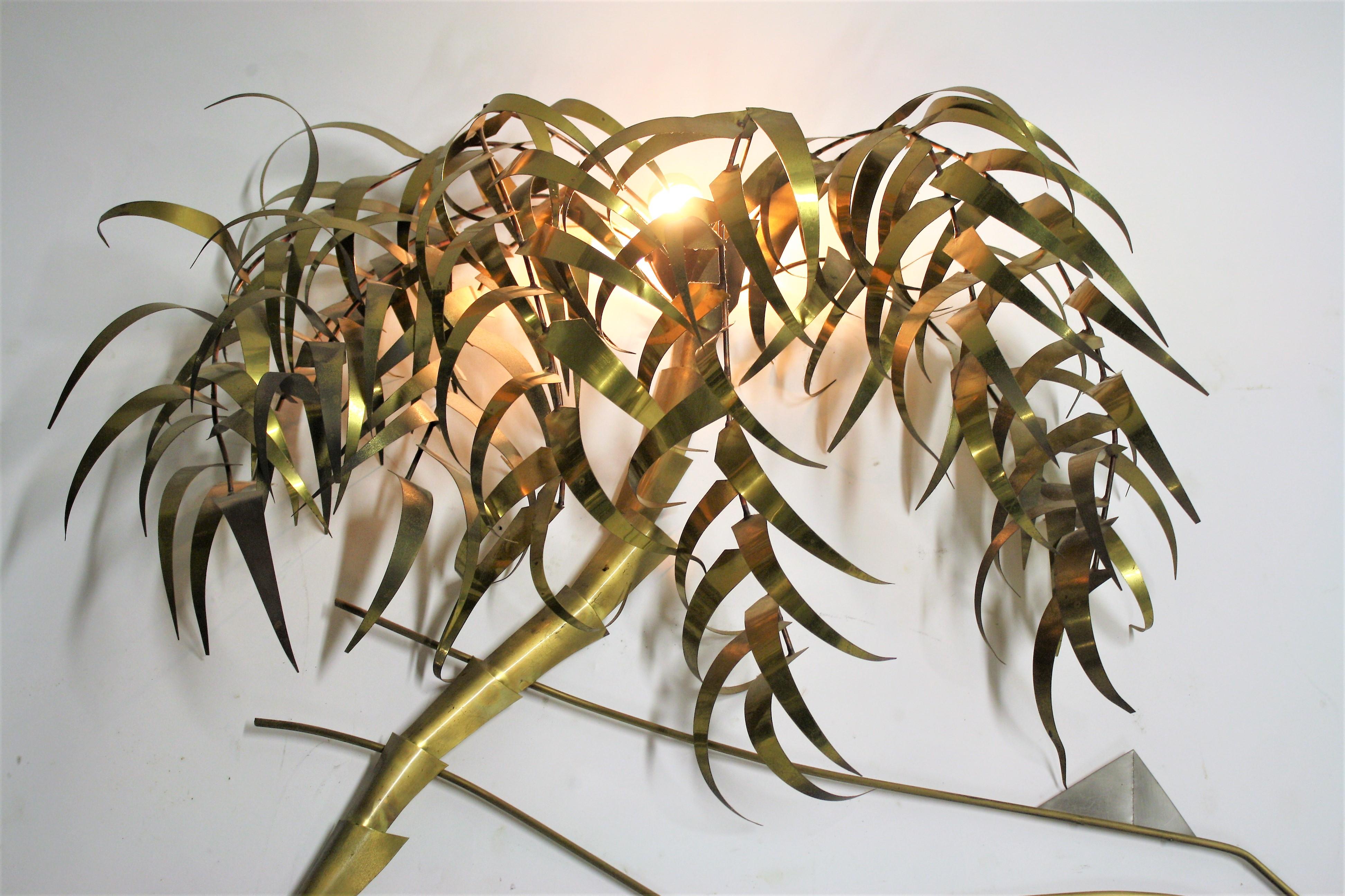 Beautiful Postmodern palm tree wall sculpture with light signed by Daniel D'Haeseleer.

The sculpture has a regular E26/E27 light bulb holder

Tested and ready to use.

Very good condition.

Daniel D'Haeseleer is famous for his copper