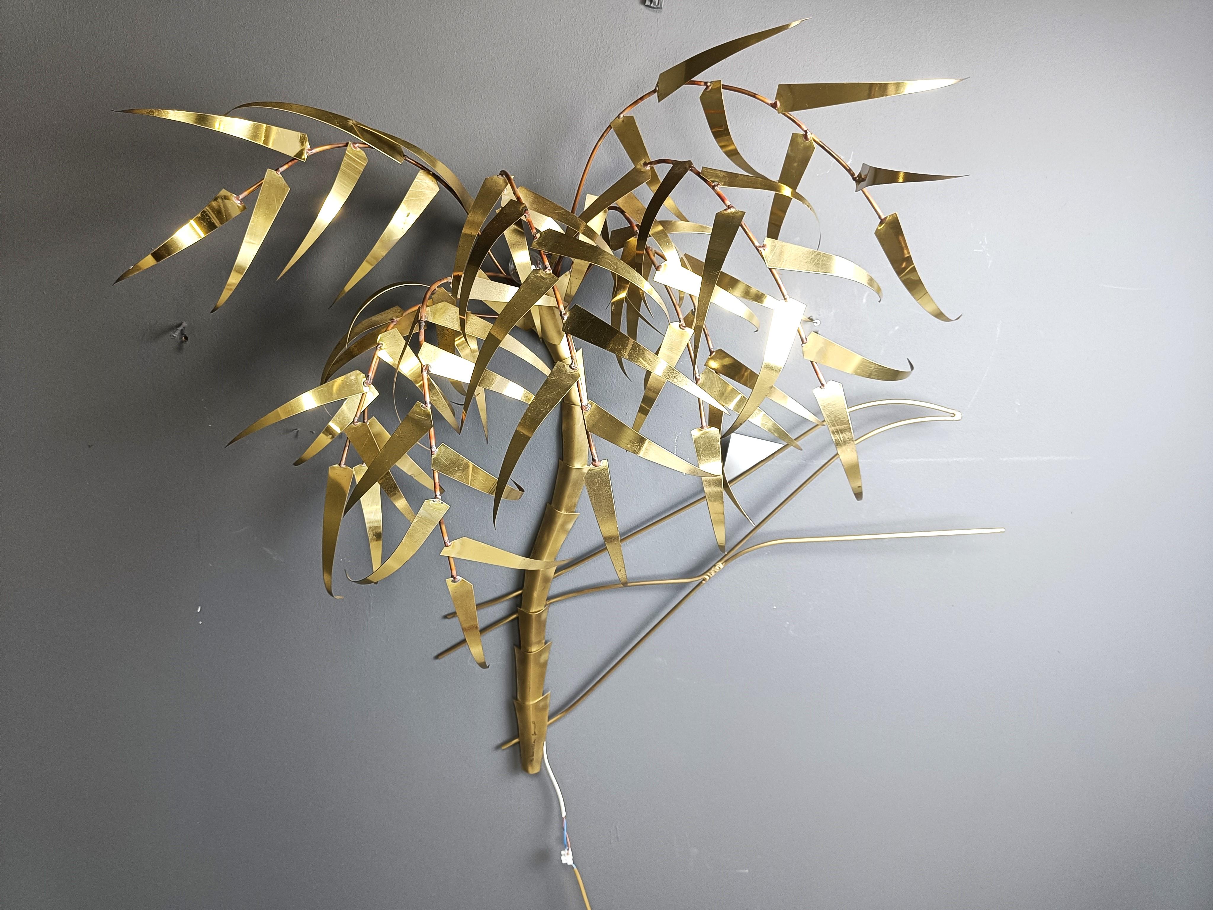 Beautiful post-modern palm tree wall sculpture with light signed by Daniel D'Haeseleer.

The sculpture has a regular E14 light bulb holder

Tested and ready to use.

Very good condition.

Daniel D'haeseleer is famous for his copper sculptures.