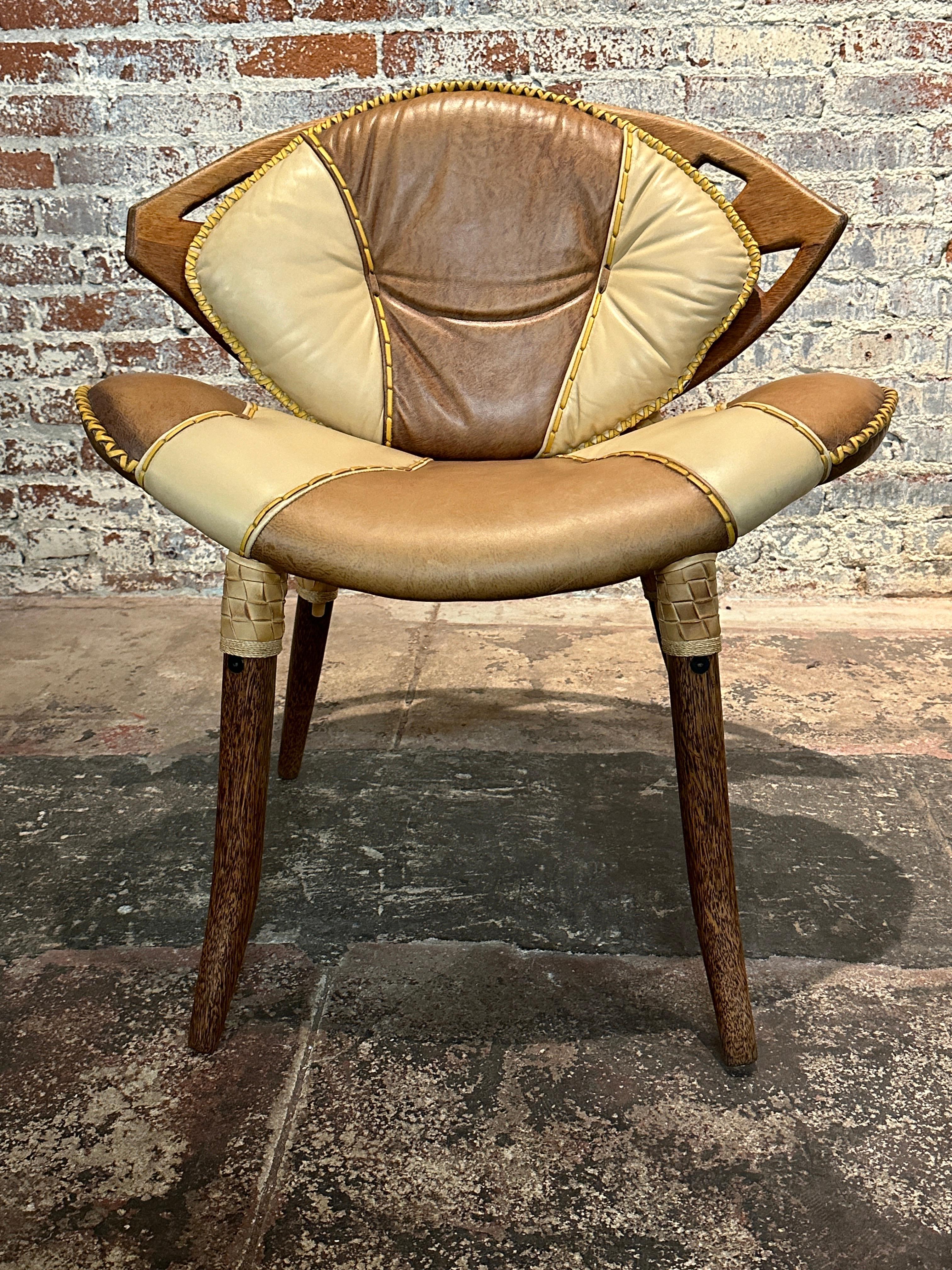 Dieses creme- und kaffeefarbene Zulu Stuhl- und Tischset von Pacific Green ist eine Mischung aus Authentizität und hervorragender Handwerkskunst, die jeden Innenraum aufwertet. Die Stühle haben eine blattförmige Rückenlehne aus Nussbaum und die