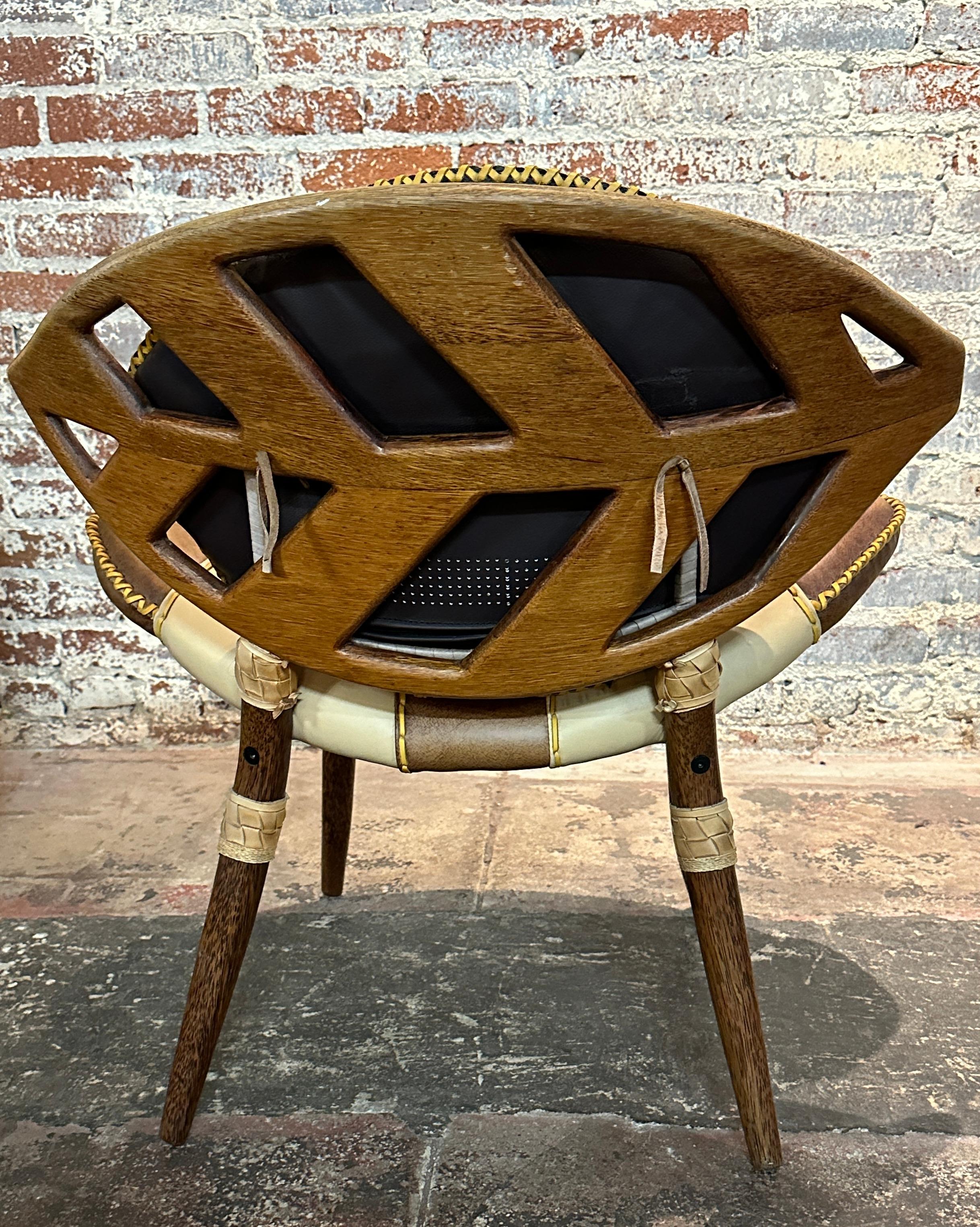 Tribal Ensemble de chaises et table Zulu en bois de palmier et cuir par Pacific Green Manufacture en vente