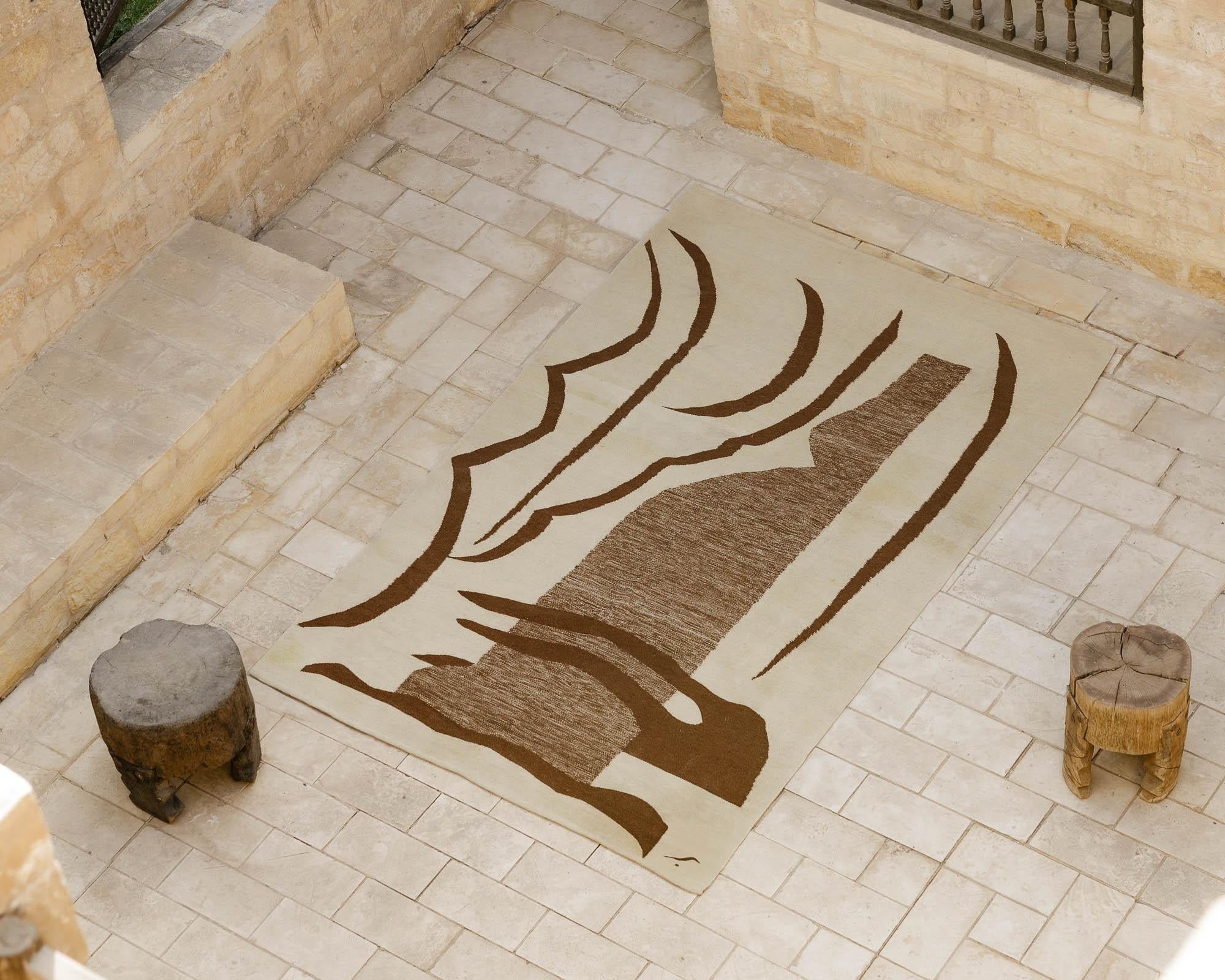 Alfombra de lana de tejido plano de edición limitada (de 4) con un diseño contemporáneo de Salma Barakat. Fabricado a mano en Egipto en colaboración con una organización benéfica que capacita a las mujeres para tejer y les proporciona unos ingresos
