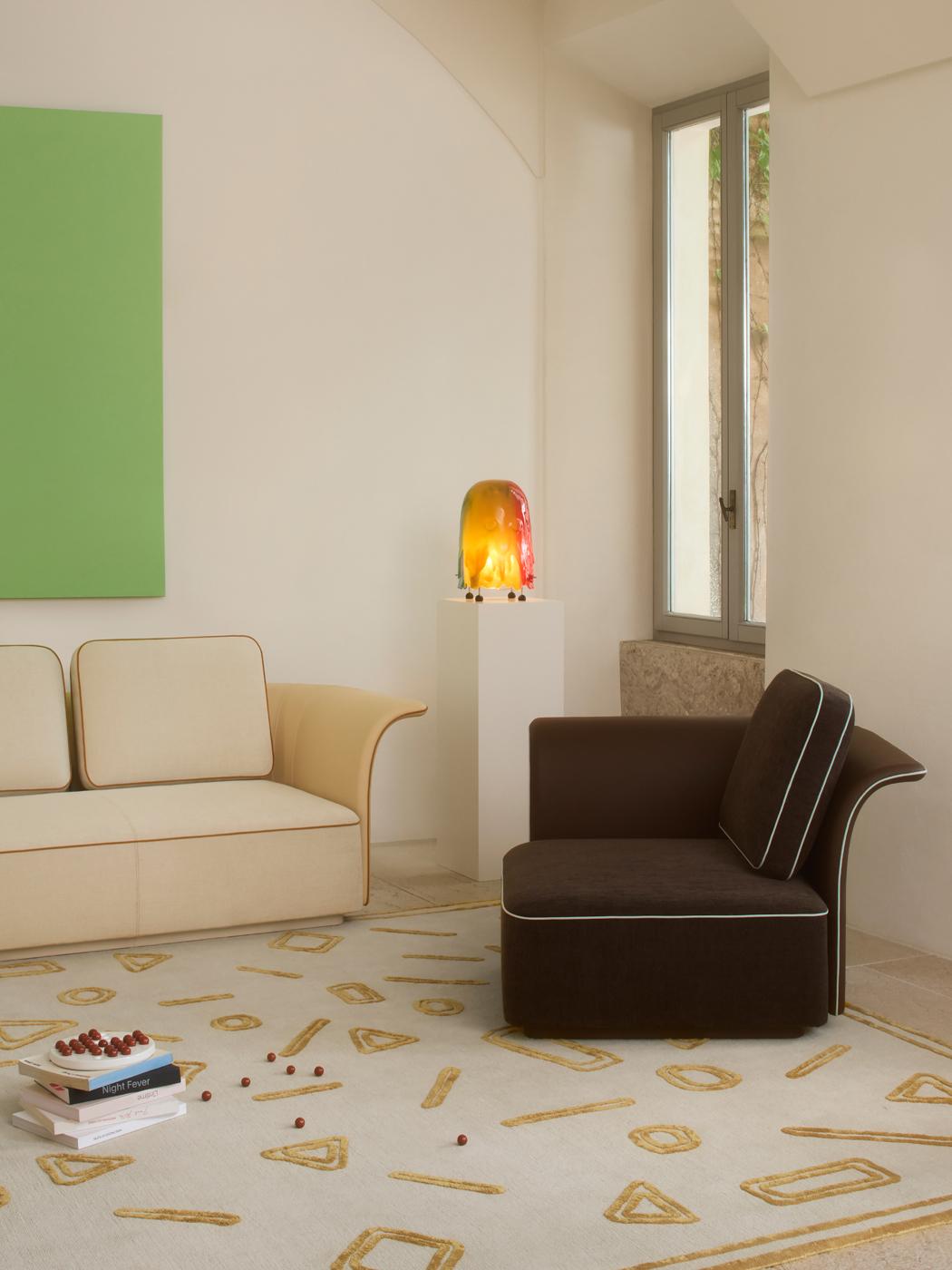 El sofaby Palma Francesco Meda presenta una forma de inspiración tradicional con un diseño distintivo que equilibra el confort y el atractivo emocional. Incluye cojines de tamaño generoso que pueden colocarse libremente para adaptarse a las