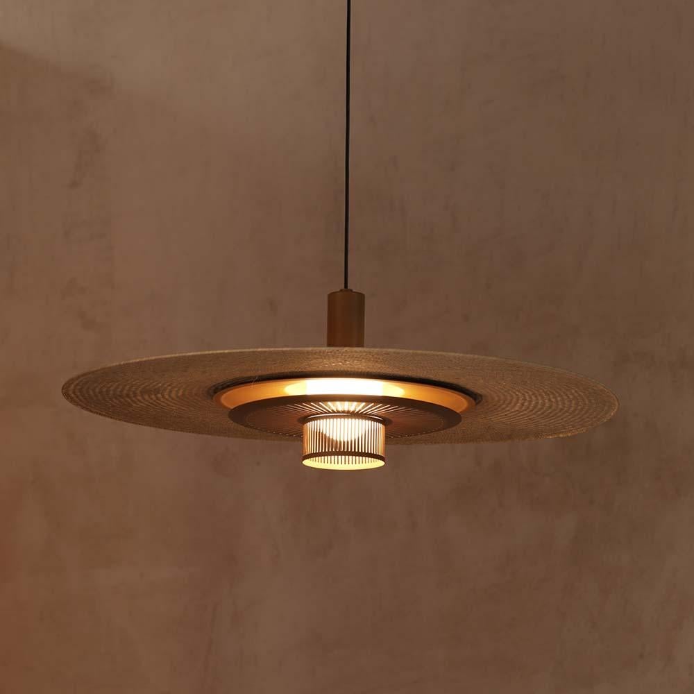 A sophisticated handwoven palma suspension designed in Mexico

Palma beige pendant light from David Pompa Studio brings together a handwoven palma shade with a sophisticated chrome, coated metal piece in ochre or white. A nuanced shaded balance,